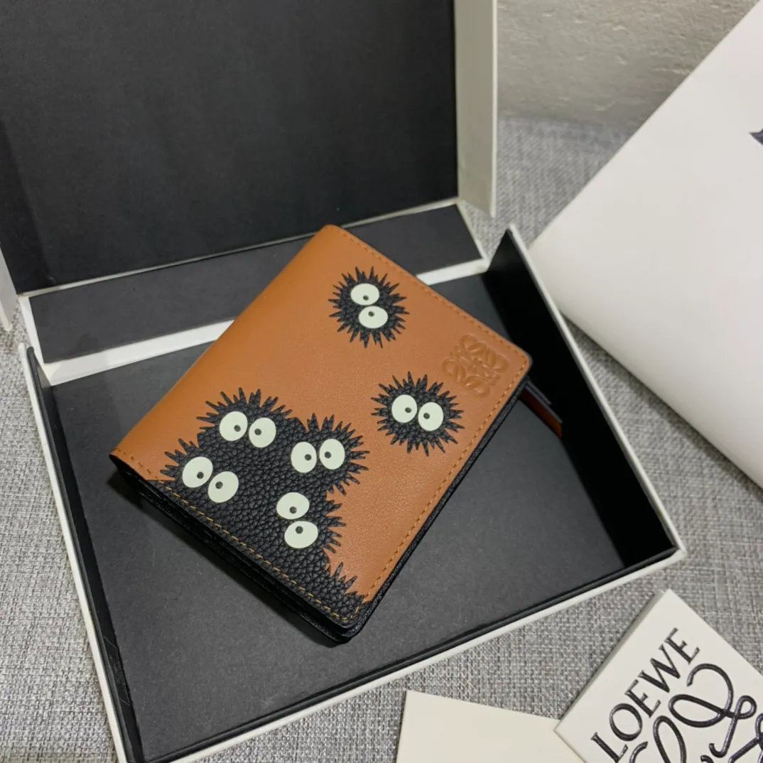 860💰The limited edition "Dust Elf" series short wallet is made of inlay technology, and its smart and exquisite design is dazzling. There are 8 card slots, skewer pockets and zipper pockets inside. Style number 3751, size 11*9 (Note⚠️: The dust elf pattern is spliced ​​and inlaid, and gaps and skin flakes are normal)