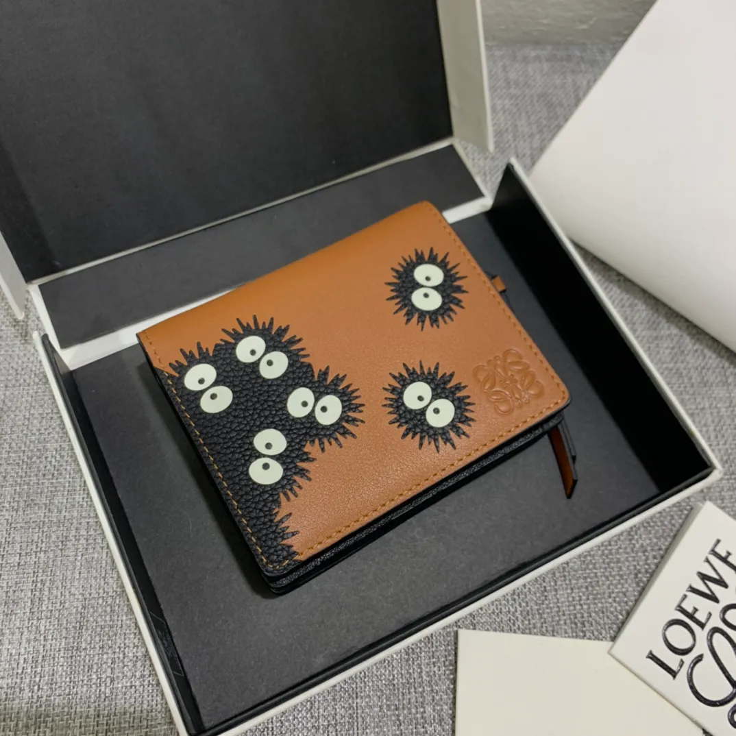 860💰The limited edition "Dust Elf" series short wallet is made of inlay technology, and its smart and exquisite design is dazzling. There are 8 card slots, skewer pockets and zipper pockets inside. Style number 3751, size 11*9 (Note⚠️: The dust elf pattern is spliced ​​and inlaid, and gaps and skin flakes are normal)