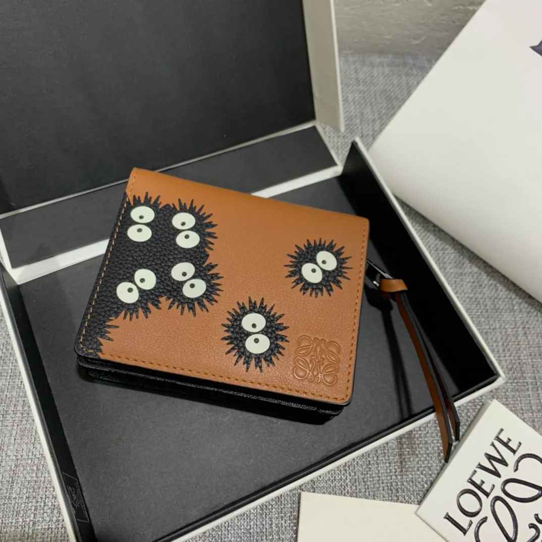 860💰The limited edition "Dust Elf" series short wallet is made of inlay technology, and its smart and exquisite design is dazzling. There are 8 card slots, skewer pockets and zipper pockets inside. Style number 3751, size 11*9 (Note⚠️: The dust elf pattern is spliced ​​and inlaid, and gaps and skin flakes are normal)