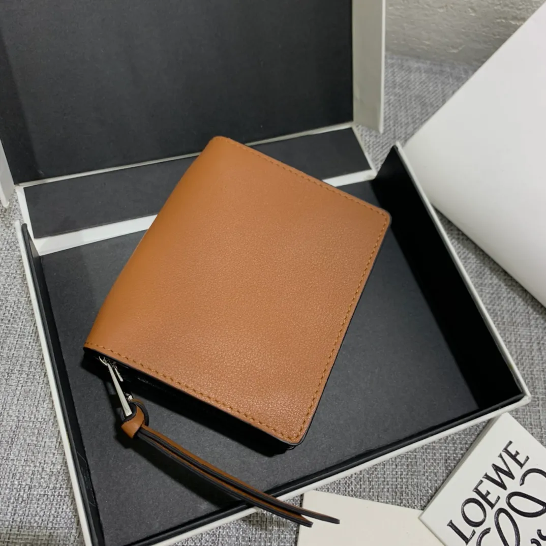 860💰The limited edition "Dust Elf" series short wallet is made of inlay technology, and its smart and exquisite design is dazzling. There are 8 card slots, skewer pockets and zipper pockets inside. Style number 3751, size 11*9 (Note⚠️: The dust elf pattern is spliced ​​and inlaid, and gaps and skin flakes are normal)