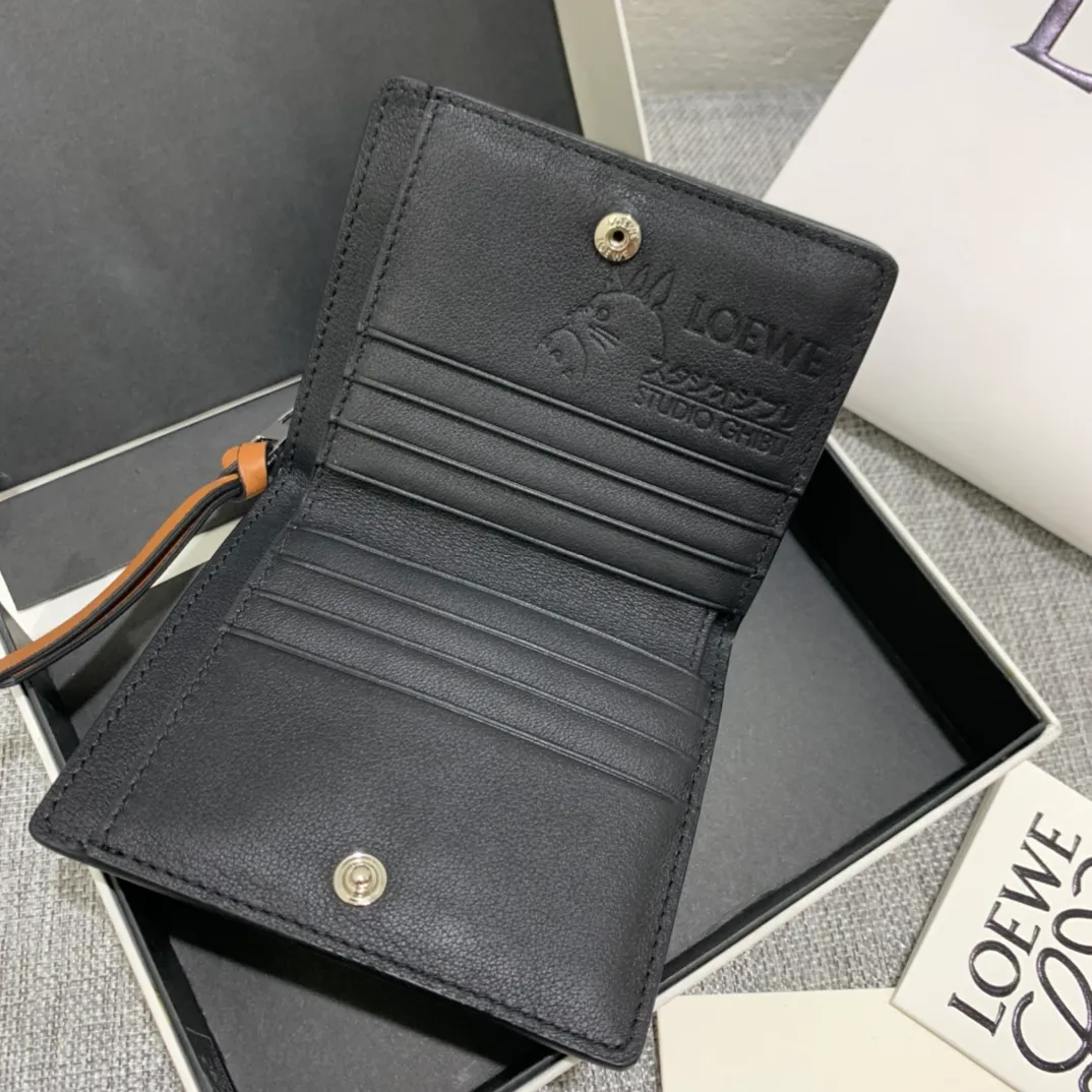 860💰The limited edition "Dust Elf" series short wallet is made of inlay technology, and its smart and exquisite design is dazzling. There are 8 card slots, skewer pockets and zipper pockets inside. Style number 3751, size 11*9 (Note⚠️: The dust elf pattern is spliced ​​and inlaid, and gaps and skin flakes are normal)