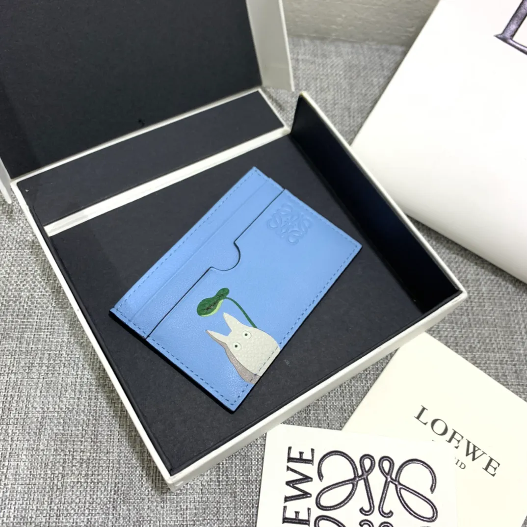 The special limited edition "Little Gray Rabbit" series single card holder is made of classic calfskin, using precise cutting technology and inlay technology. Its smart and exquisite design is dazzling. Style No. 3735, size 10*7 (Note⚠️: The Totoro pattern is spliced ​​and inlaid, and gaps and flakes are normal) 💰540