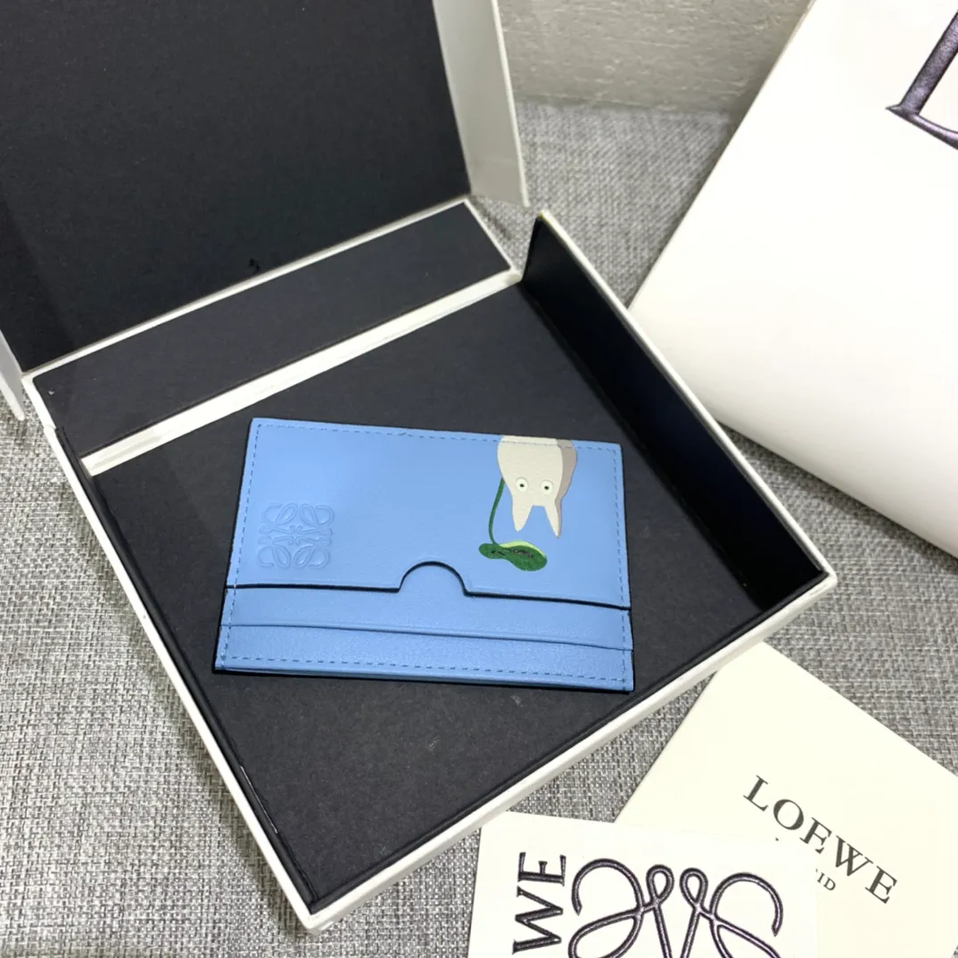 The special limited edition "Little Gray Rabbit" series single card holder is made of classic calfskin, using precise cutting technology and inlay technology. Its smart and exquisite design is dazzling. Style No. 3735, size 10*7 (Note⚠️: The Totoro pattern is spliced ​​and inlaid, and gaps and flakes are normal) 💰540
