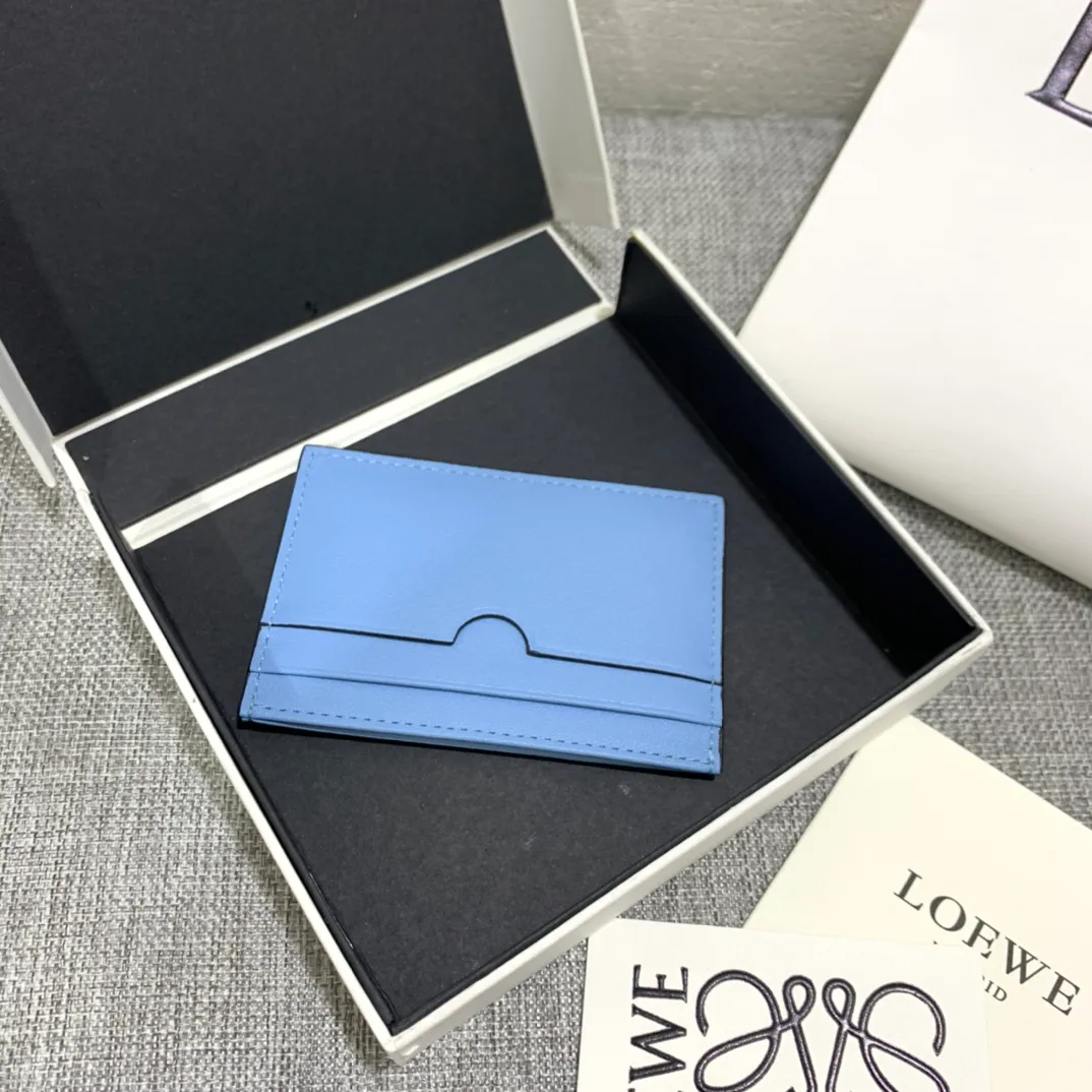 The special limited edition "Little Gray Rabbit" series single card holder is made of classic calfskin, using precise cutting technology and inlay technology. Its smart and exquisite design is dazzling. Style No. 3735, size 10*7 (Note⚠️: The Totoro pattern is spliced ​​and inlaid, and gaps and flakes are normal) 💰540