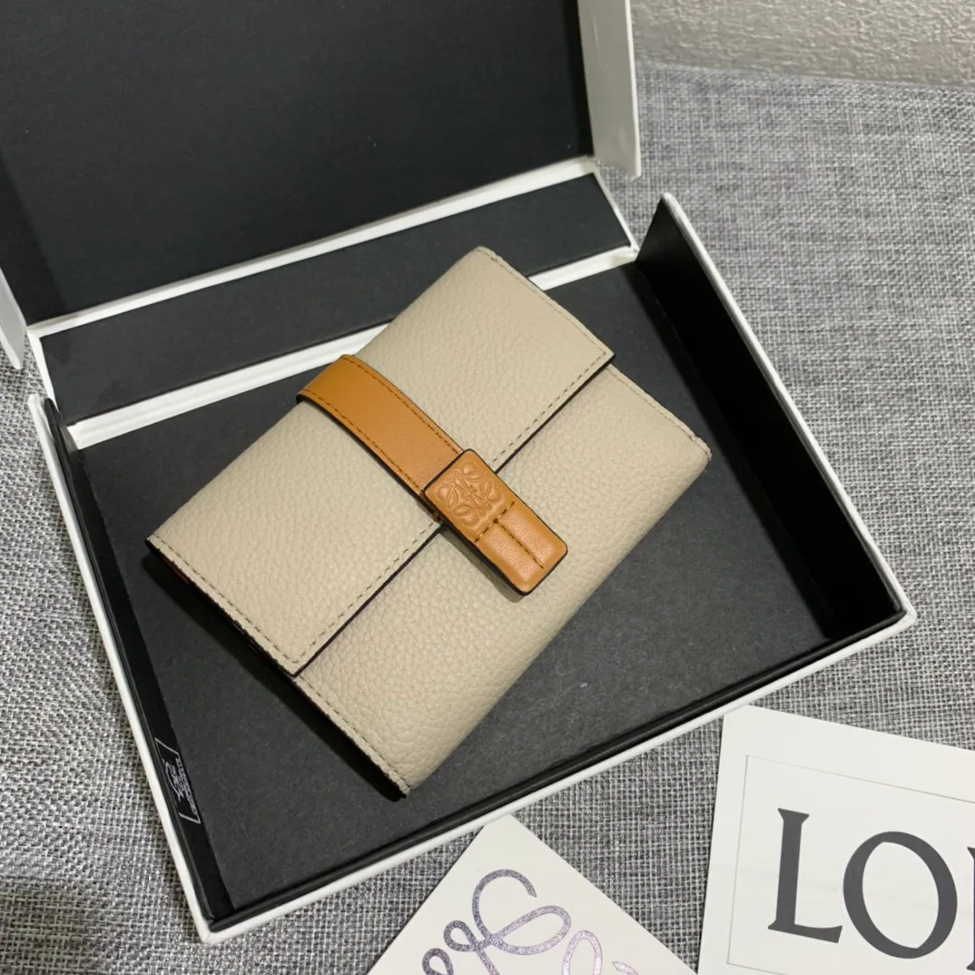 640💰 Small vertical wallet series wallets are made of soft pique calfskin and contrasting calfskin. It has zipper pockets, card slots and slip pockets, and a push button switch. It is exquisite and practical. Style number 3610, size 12*8.5