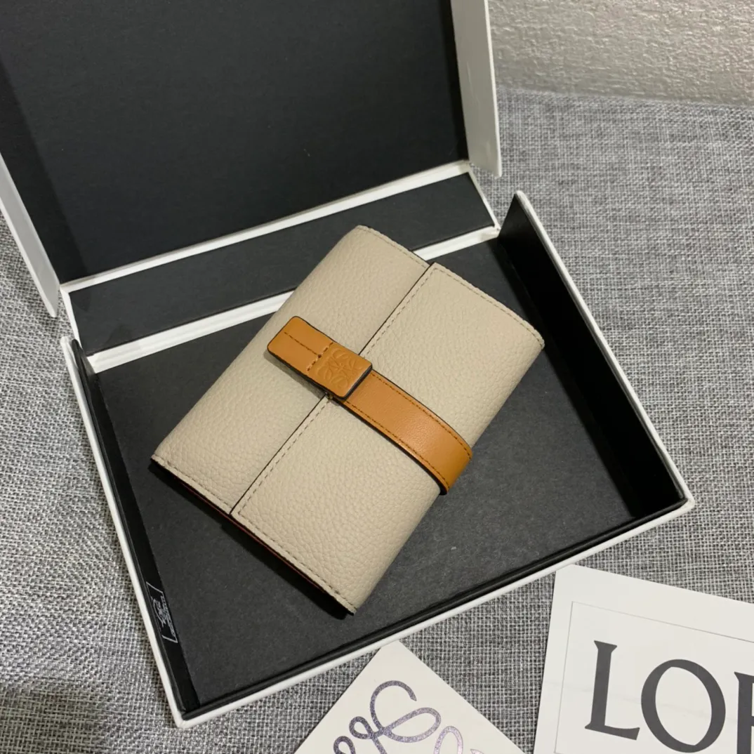 640💰 Small vertical wallet series wallets are made of soft pique calfskin and contrasting calfskin. It has zipper pockets, card slots and slip pockets, and a push button switch. It is exquisite and practical. Style number 3610, size 12*8.5