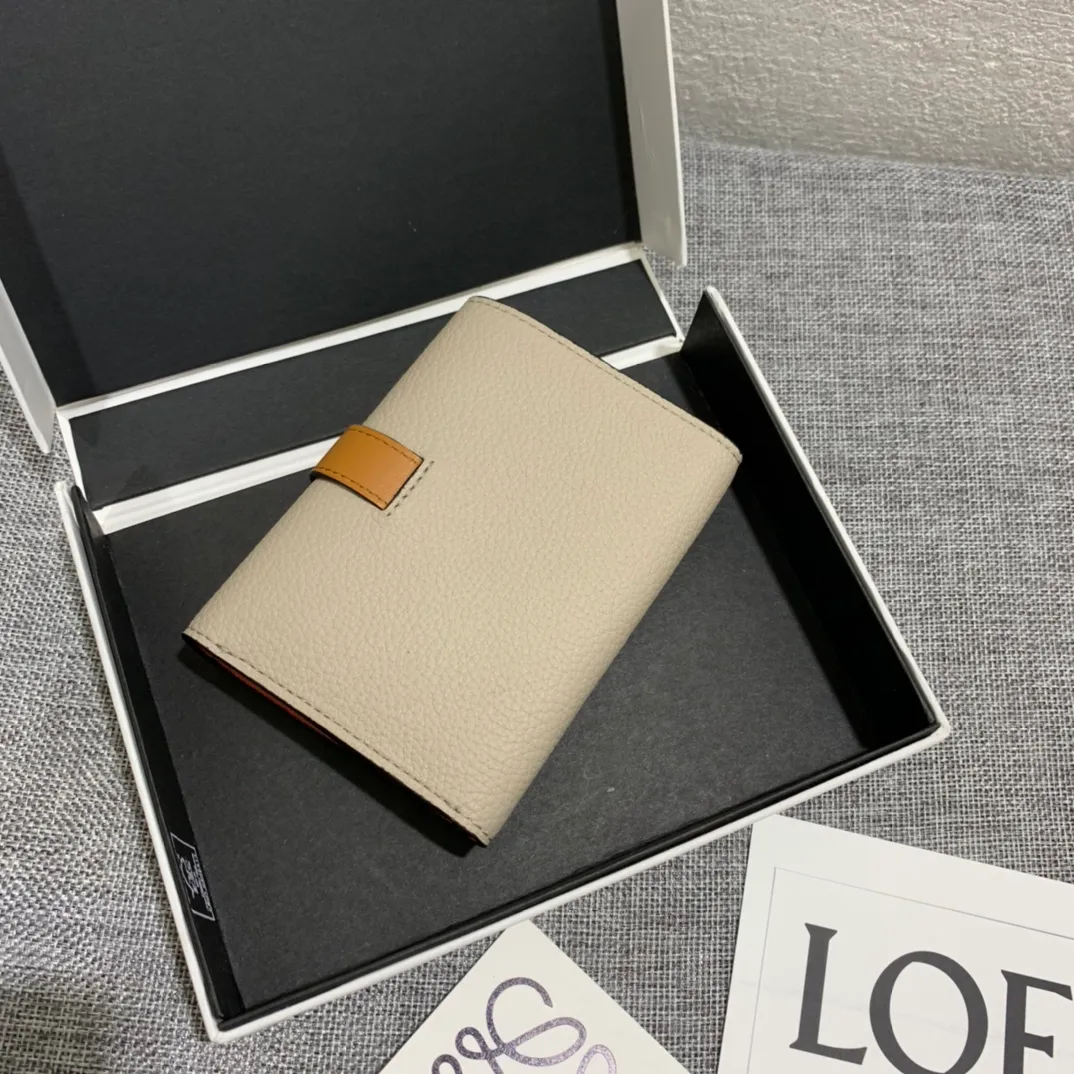640💰 Small vertical wallet series wallets are made of soft pique calfskin and contrasting calfskin. It has zipper pockets, card slots and slip pockets, and a push button switch. It is exquisite and practical. Style number 3610, size 12*8.5