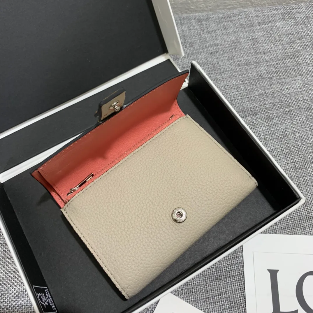 640💰 Small vertical wallet series wallets are made of soft pique calfskin and contrasting calfskin. It has zipper pockets, card slots and slip pockets, and a push button switch. It is exquisite and practical. Style number 3610, size 12*8.5