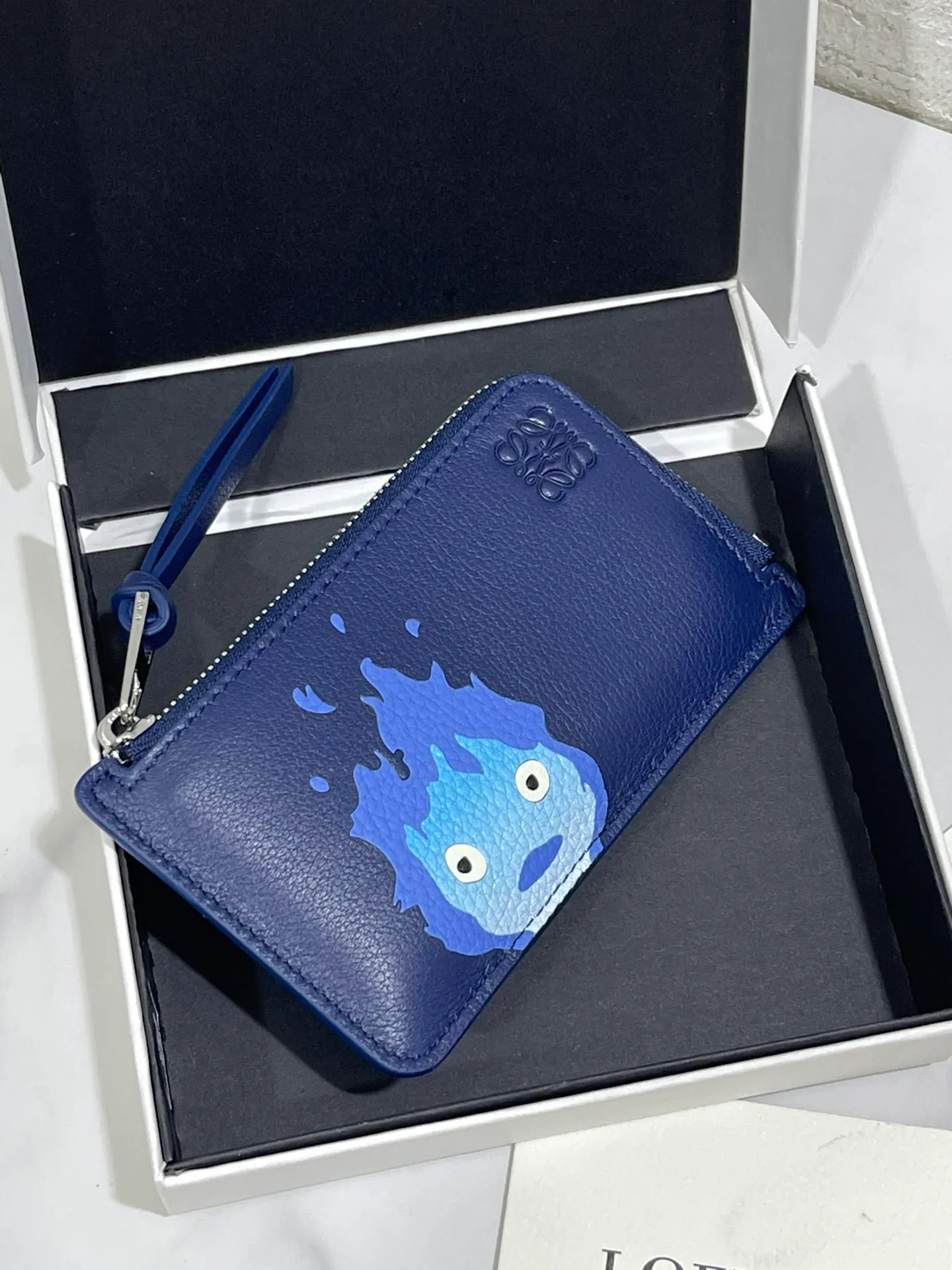 ❤️Calcifer zipper card holder✖️Howl's Moving Castle is said to be the final work of LOE**WE and Hayao Miyazaki. It is made of classic calfskin, using precise cutting technology, made with inlay technology, 4 card slots and a large zippered pocket. Style No. 3789, size 13*7.5, (Note⚠️: Since the pattern is inlaid and spliced ​​by hand, it is normal to have gaps and flakes on the leather) 💰660