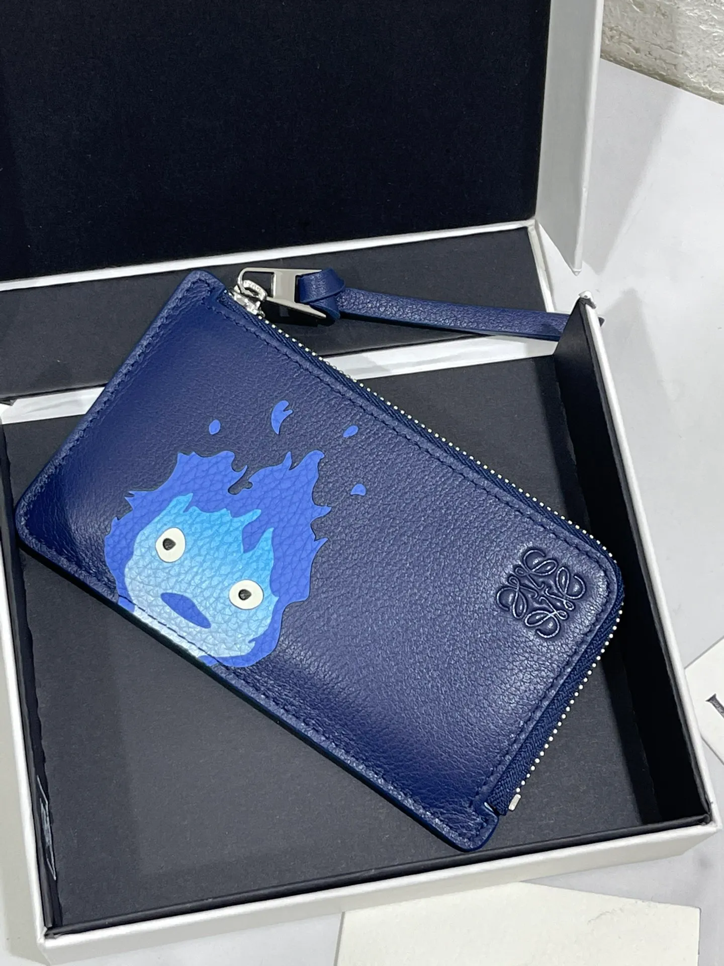 ❤️Calcifer zipper card holder✖️Howl's Moving Castle is said to be the final work of LOE**WE and Hayao Miyazaki. It is made of classic calfskin, using precise cutting technology, made with inlay technology, 4 card slots and a large zippered pocket. Style No. 3789, size 13*7.5, (Note⚠️: Since the pattern is inlaid and spliced ​​by hand, it is normal to have gaps and flakes on the leather) 💰660