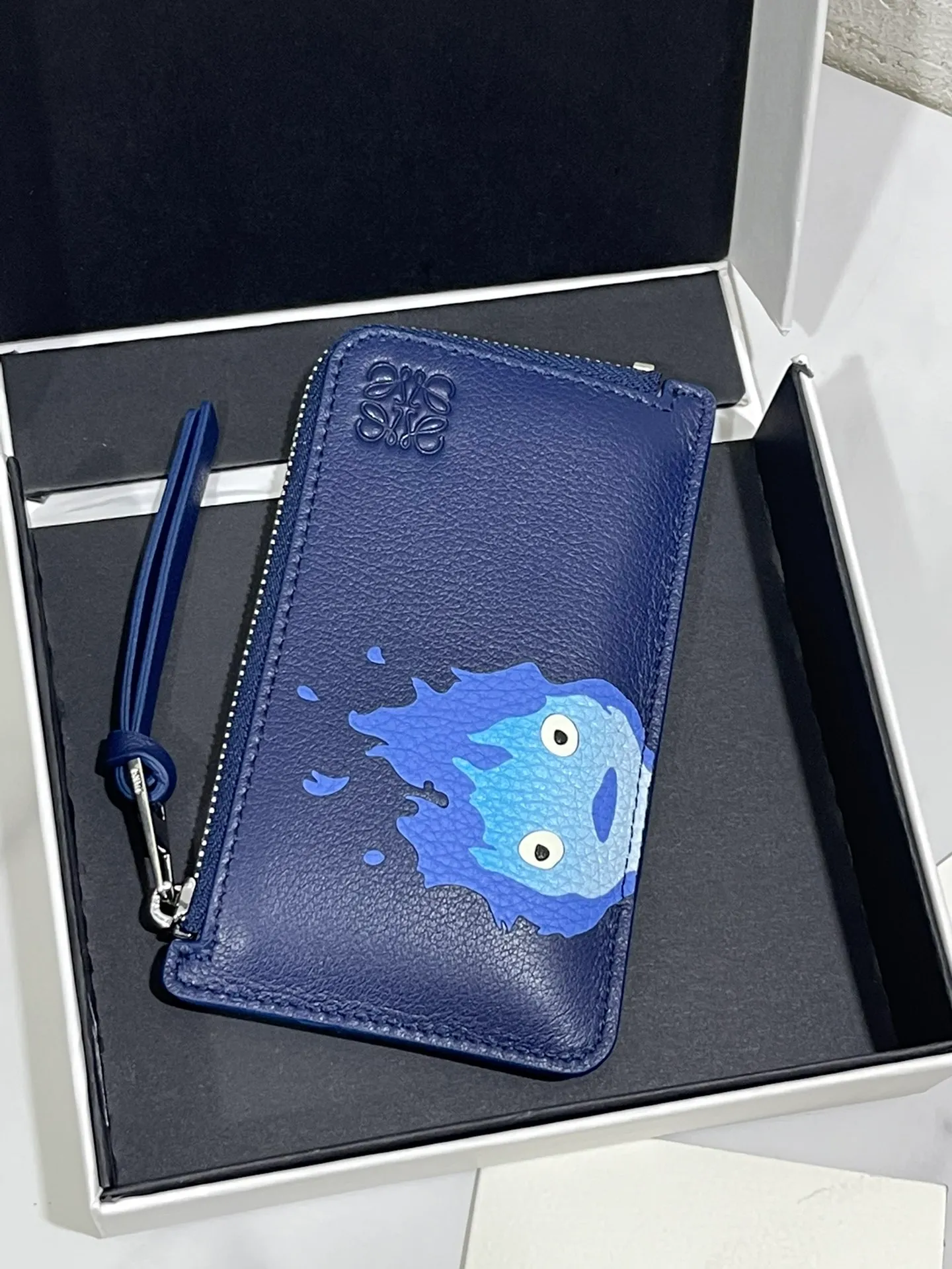 ❤️Calcifer zipper card holder✖️Howl's Moving Castle is said to be the final work of LOE**WE and Hayao Miyazaki. It is made of classic calfskin, using precise cutting technology, made with inlay technology, 4 card slots and a large zippered pocket. Style No. 3789, size 13*7.5, (Note⚠️: Since the pattern is inlaid and spliced ​​by hand, it is normal to have gaps and flakes on the leather) 💰660