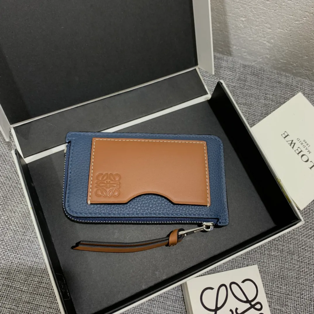 480💰 Color-blocked zippered card holder is made of soft pique calfskin and contrasting calfskin. There are card slots and zipper pockets on both sides, which can hold change and cards. It is exquisite and practical. Style number 3611, size 13*7.5