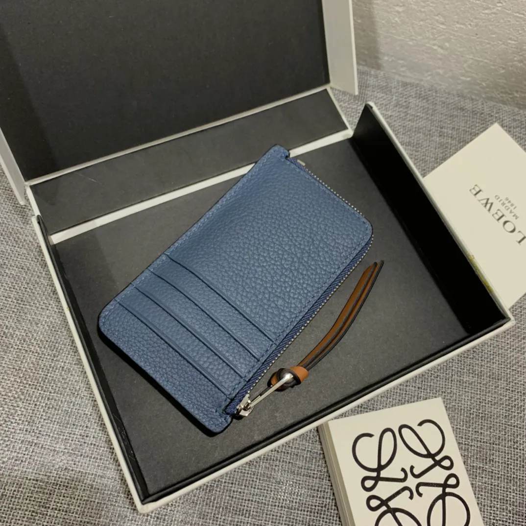 480💰 Color-blocked zippered card holder is made of soft pique calfskin and contrasting calfskin. There are card slots and zipper pockets on both sides, which can hold change and cards. It is exquisite and practical. Style number 3611, size 13*7.5