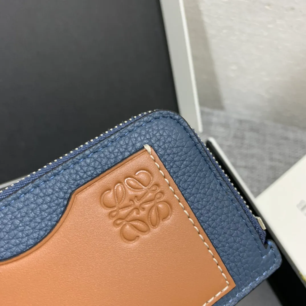 480💰 Color-blocked zippered card holder is made of soft pique calfskin and contrasting calfskin. There are card slots and zipper pockets on both sides, which can hold change and cards. It is exquisite and practical. Style number 3611, size 13*7.5
