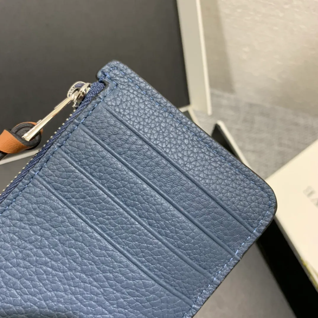 480💰 Color-blocked zippered card holder is made of soft pique calfskin and contrasting calfskin. There are card slots and zipper pockets on both sides, which can hold change and cards. It is exquisite and practical. Style number 3611, size 13*7.5