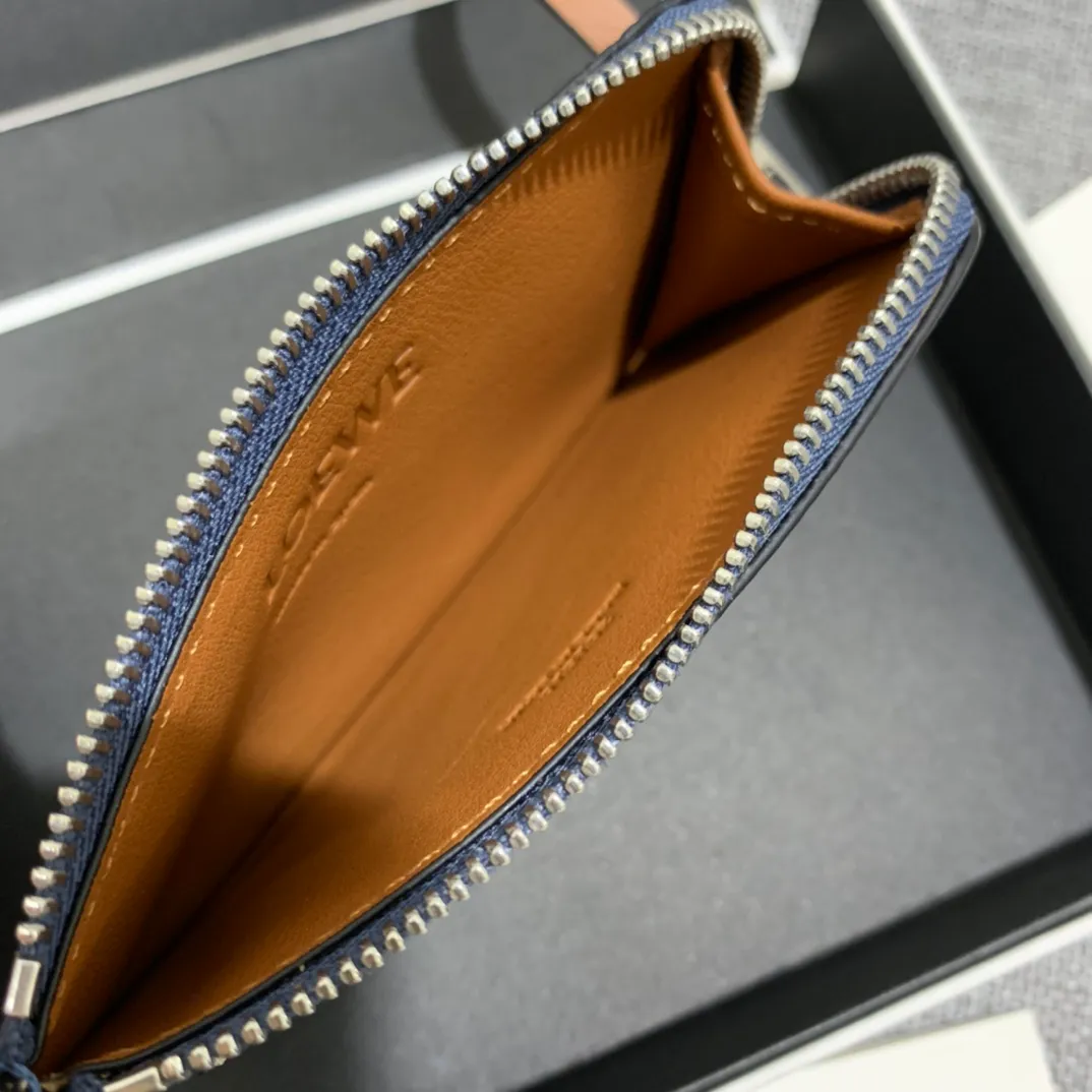 480💰 Color-blocked zippered card holder is made of soft pique calfskin and contrasting calfskin. There are card slots and zipper pockets on both sides, which can hold change and cards. It is exquisite and practical. Style number 3611, size 13*7.5