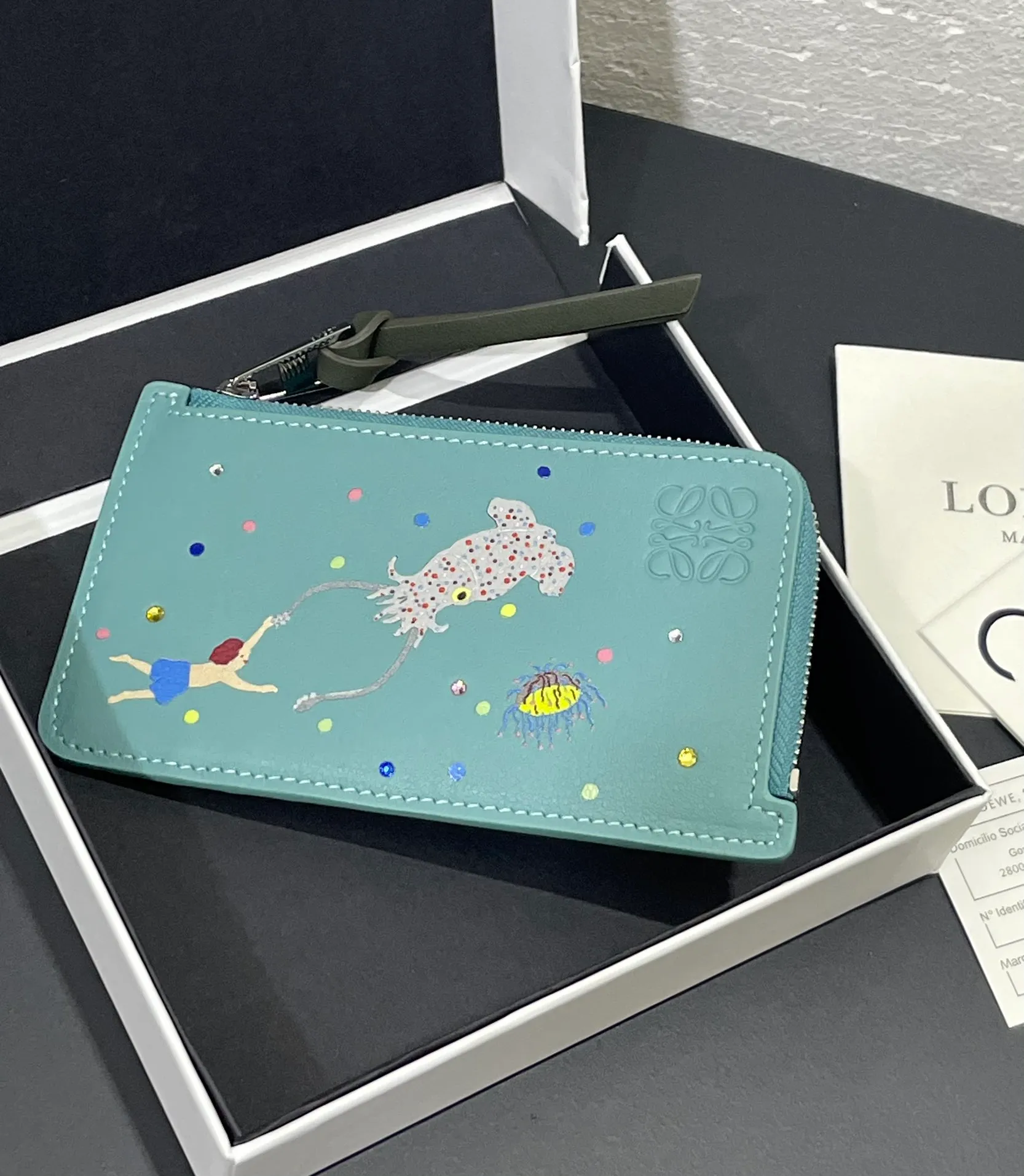 660💰Suna Fujita Zipper Card Holder Cooperation Limited Series Squid🦑 Series Made of Napa calfskin, four card slots and zipper compartment, with squid pattern and crystal decoration! Model No. 3811, size 13*7.5 (⚠️Note: Each position of the silk screen pattern will be a little different, and there will also be genuine products, because the machine will slide during the silk screen printing, which is inevitable. If you mind, please do not place an order)