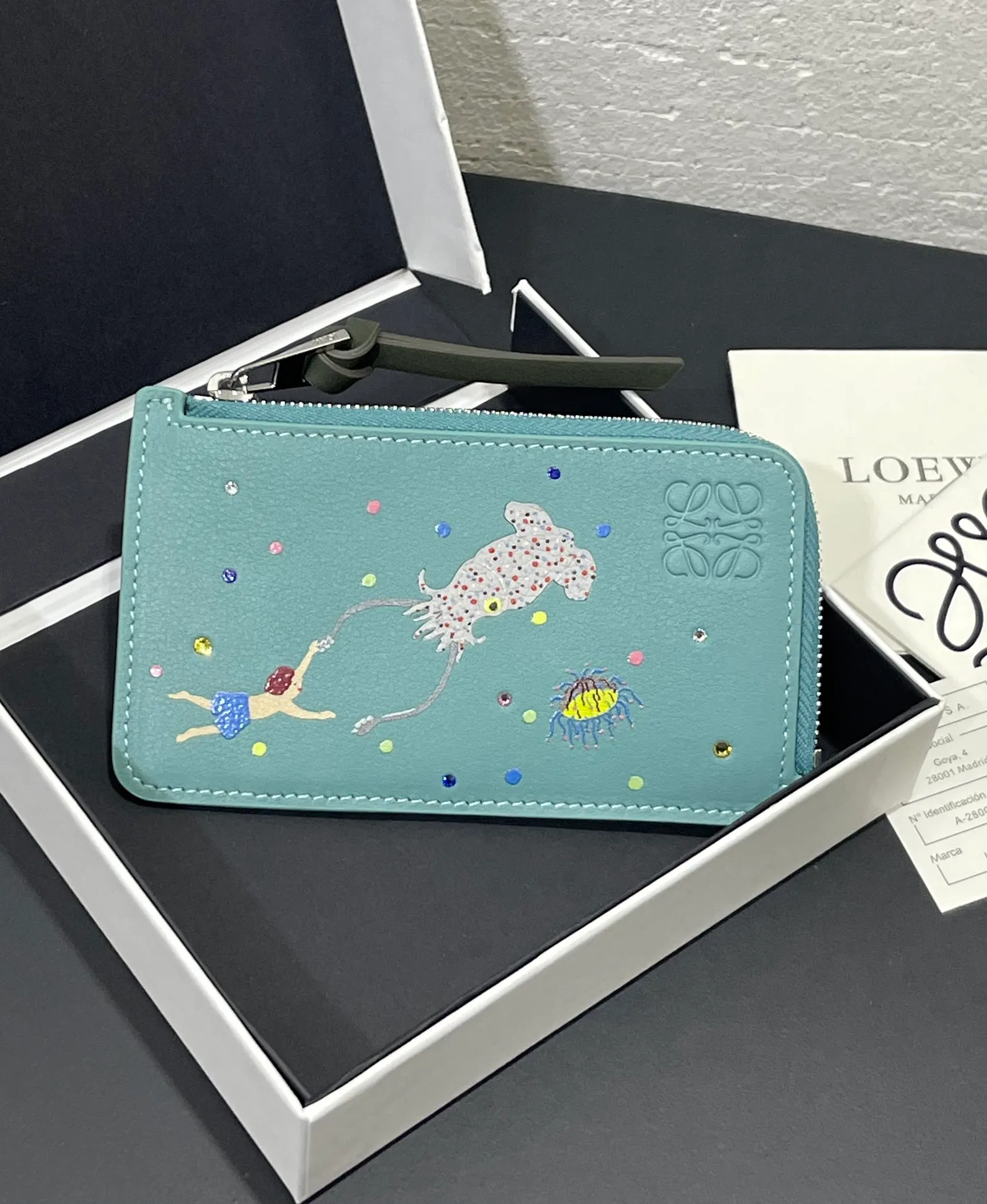 660💰Suna Fujita Zipper Card Holder Cooperation Limited Series Squid🦑 Series Made of Napa calfskin, four card slots and zipper compartment, with squid pattern and crystal decoration! Model No. 3811, size 13*7.5 (⚠️Note: Each position of the silk screen pattern will be a little different, and there will also be genuine products, because the machine will slide during the silk screen printing, which is inevitable. If you mind, please do not place an order)