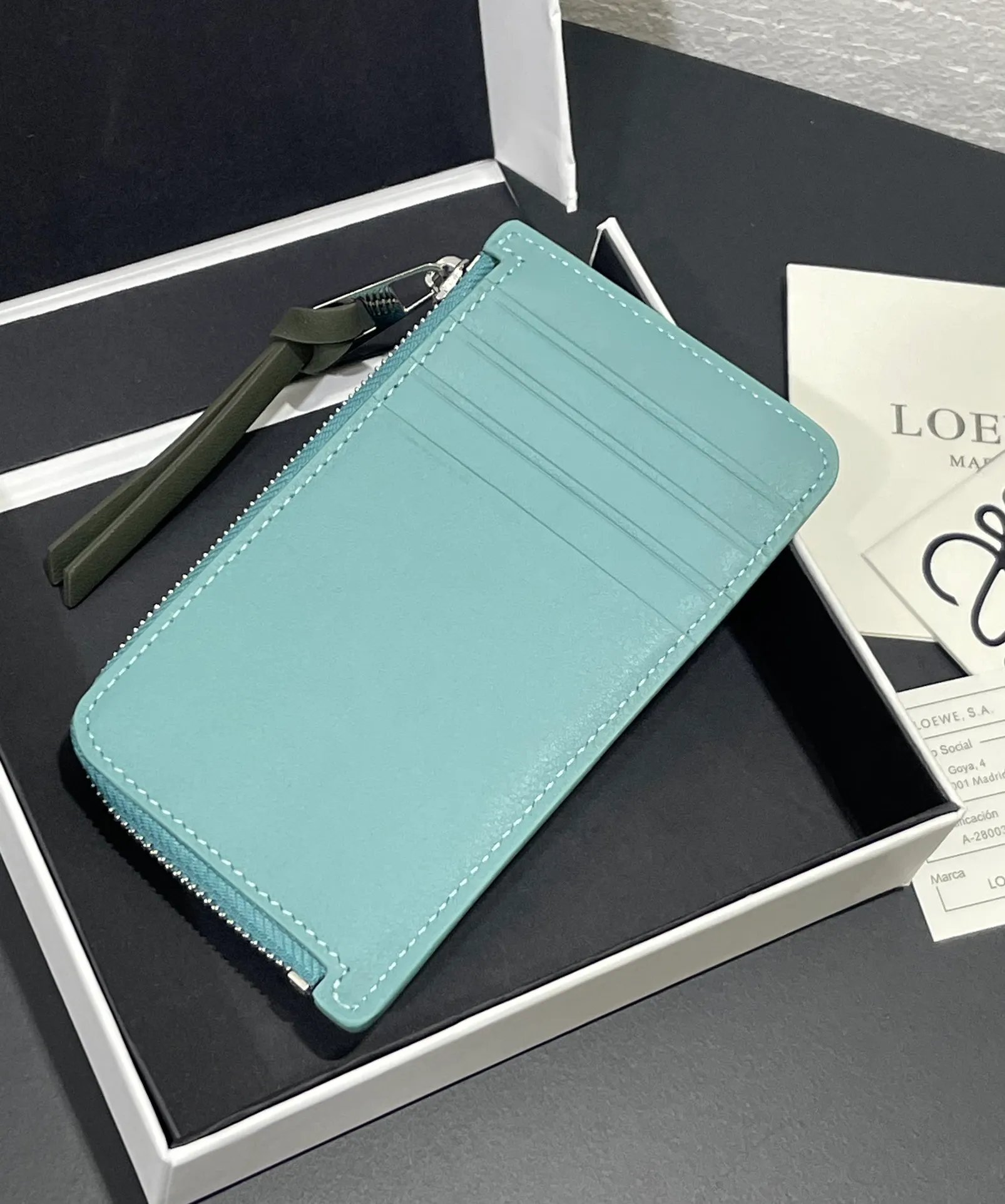 660💰Suna Fujita Zipper Card Holder Cooperation Limited Series Squid🦑 Series Made of Napa calfskin, four card slots and zipper compartment, with squid pattern and crystal decoration! Model No. 3811, size 13*7.5 (⚠️Note: Each position of the silk screen pattern will be a little different, and there will also be genuine products, because the machine will slide during the silk screen printing, which is inevitable. If you mind, please do not place an order)