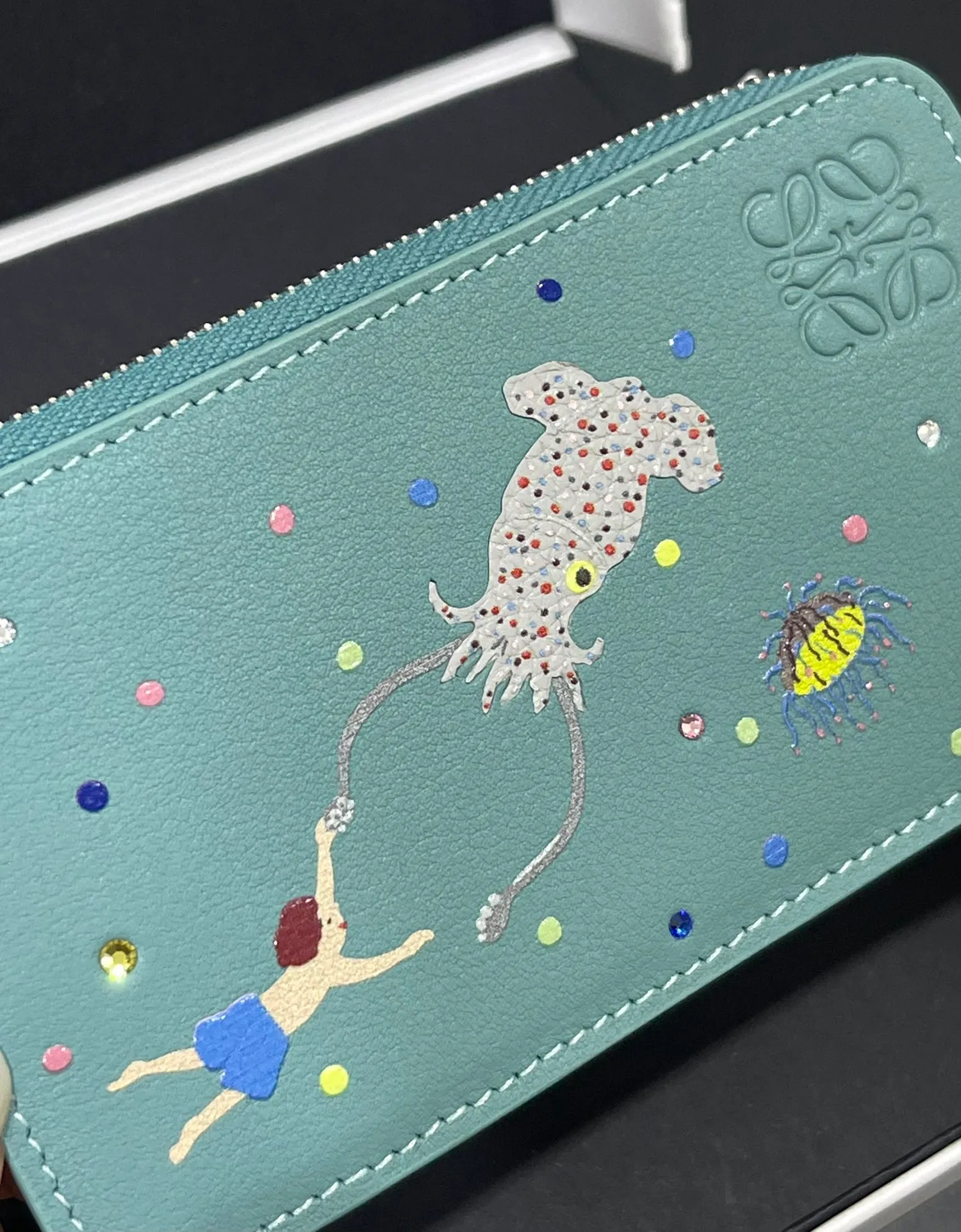 660💰Suna Fujita Zipper Card Holder Cooperation Limited Series Squid🦑 Series Made of Napa calfskin, four card slots and zipper compartment, with squid pattern and crystal decoration! Model No. 3811, size 13*7.5 (⚠️Note: Each position of the silk screen pattern will be a little different, and there will also be genuine products, because the machine will slide during the silk screen printing, which is inevitable. If you mind, please do not place an order)