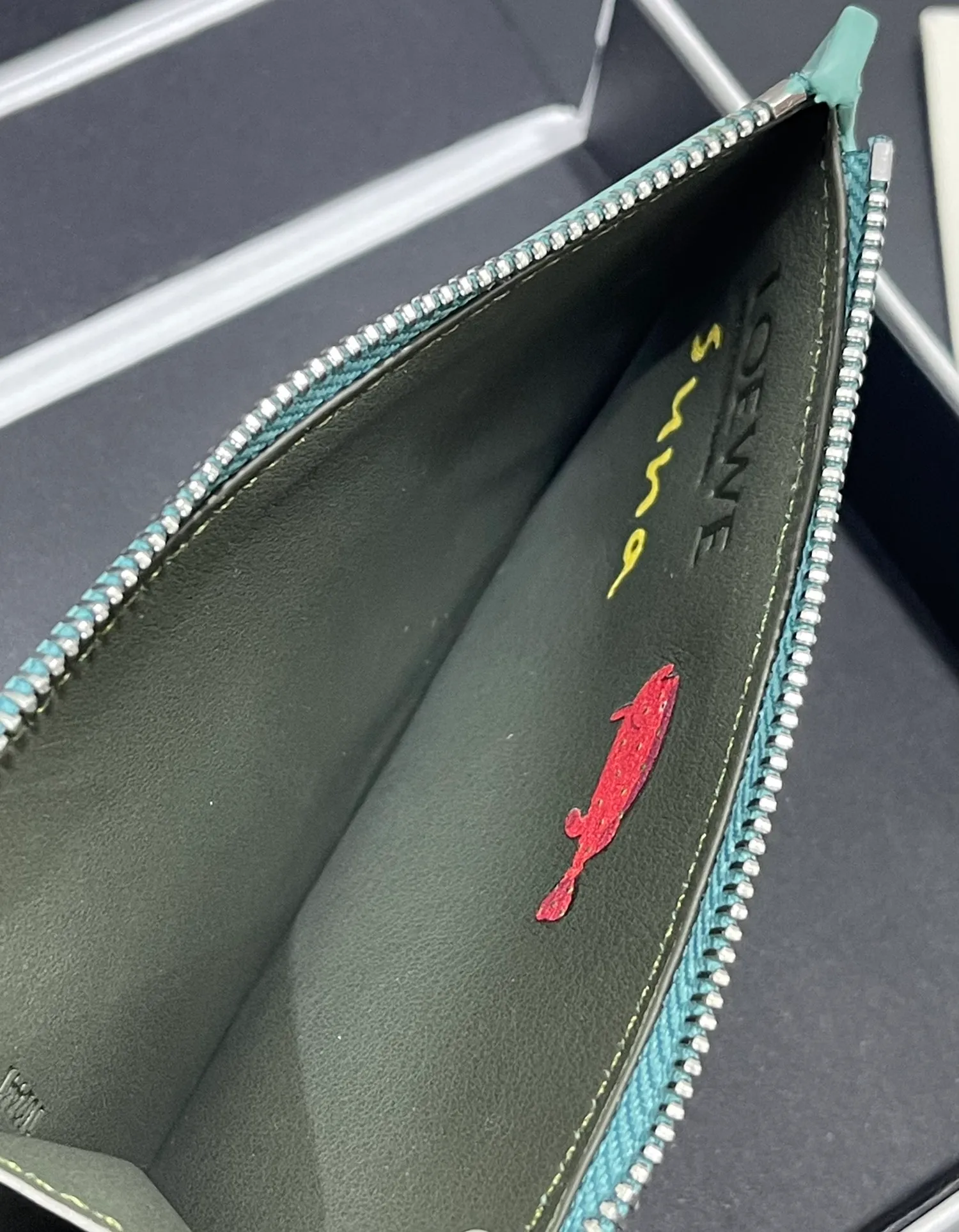 660💰Suna Fujita Zipper Card Holder Cooperation Limited Series Squid🦑 Series Made of Napa calfskin, four card slots and zipper compartment, with squid pattern and crystal decoration! Model No. 3811, size 13*7.5 (⚠️Note: Each position of the silk screen pattern will be a little different, and there will also be genuine products, because the machine will slide during the silk screen printing, which is inevitable. If you mind, please do not place an order)