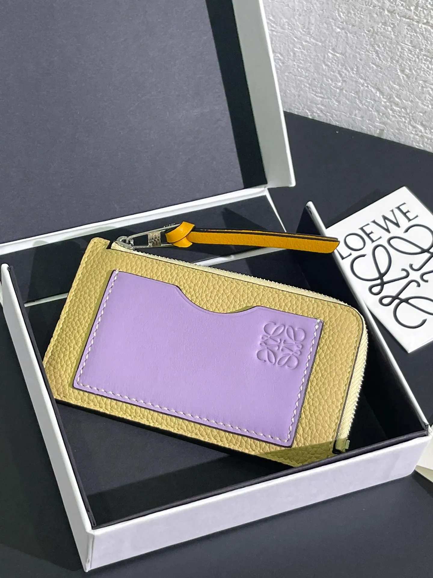 480💰 Color-blocked zippered card holder is made of soft pique calfskin and contrasting calfskin. There are card slots and zipper pockets on both sides, which can hold change and cards. It is exquisite and practical. Style number 3762, size 13*7.5
