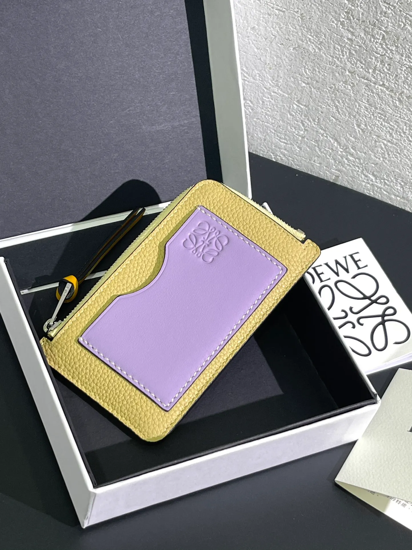 480💰 Color-blocked zippered card holder is made of soft pique calfskin and contrasting calfskin. There are card slots and zipper pockets on both sides, which can hold change and cards. It is exquisite and practical. Style number 3762, size 13*7.5