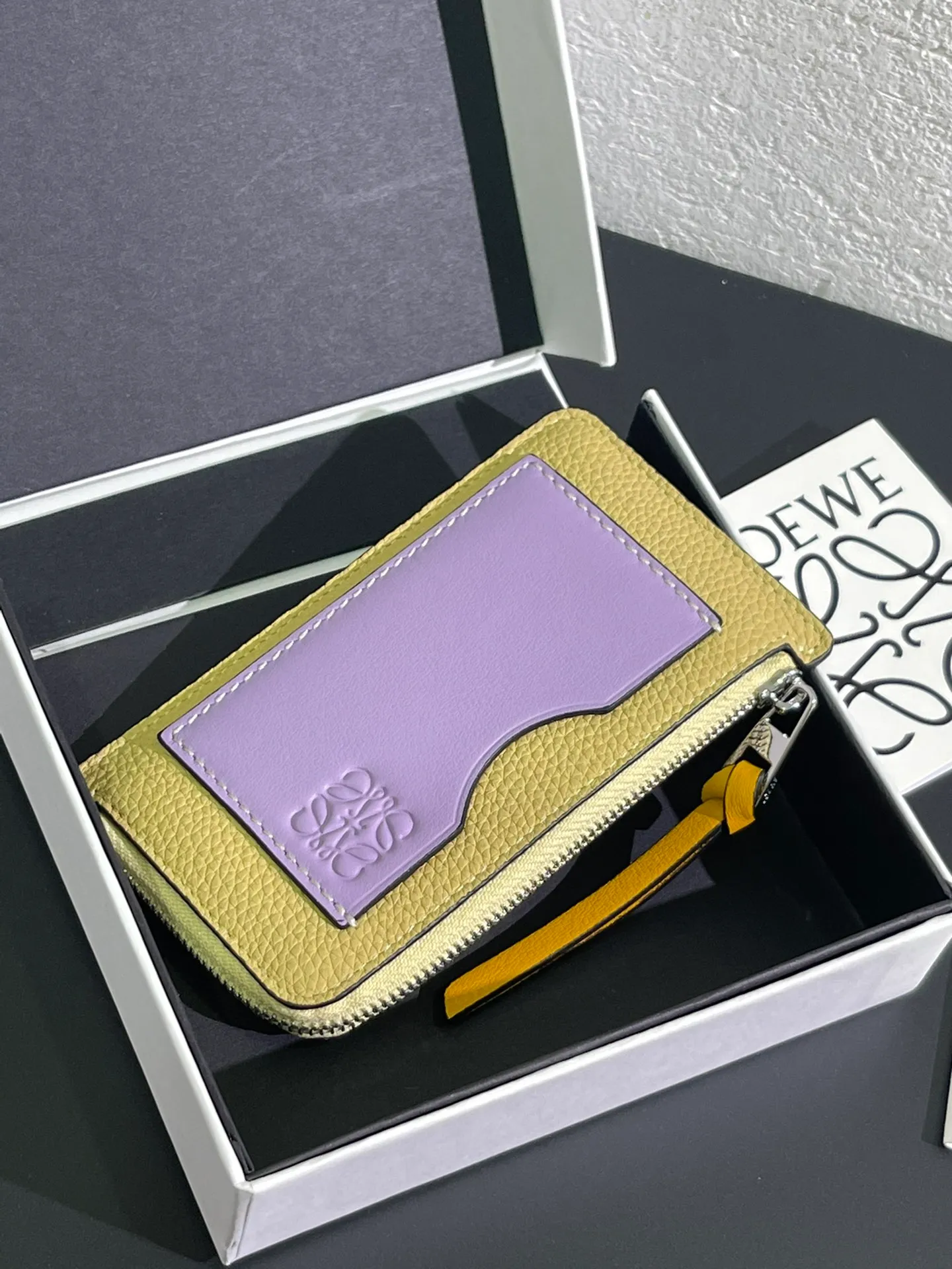 480💰 Color-blocked zippered card holder is made of soft pique calfskin and contrasting calfskin. There are card slots and zipper pockets on both sides, which can hold change and cards. It is exquisite and practical. Style number 3762, size 13*7.5