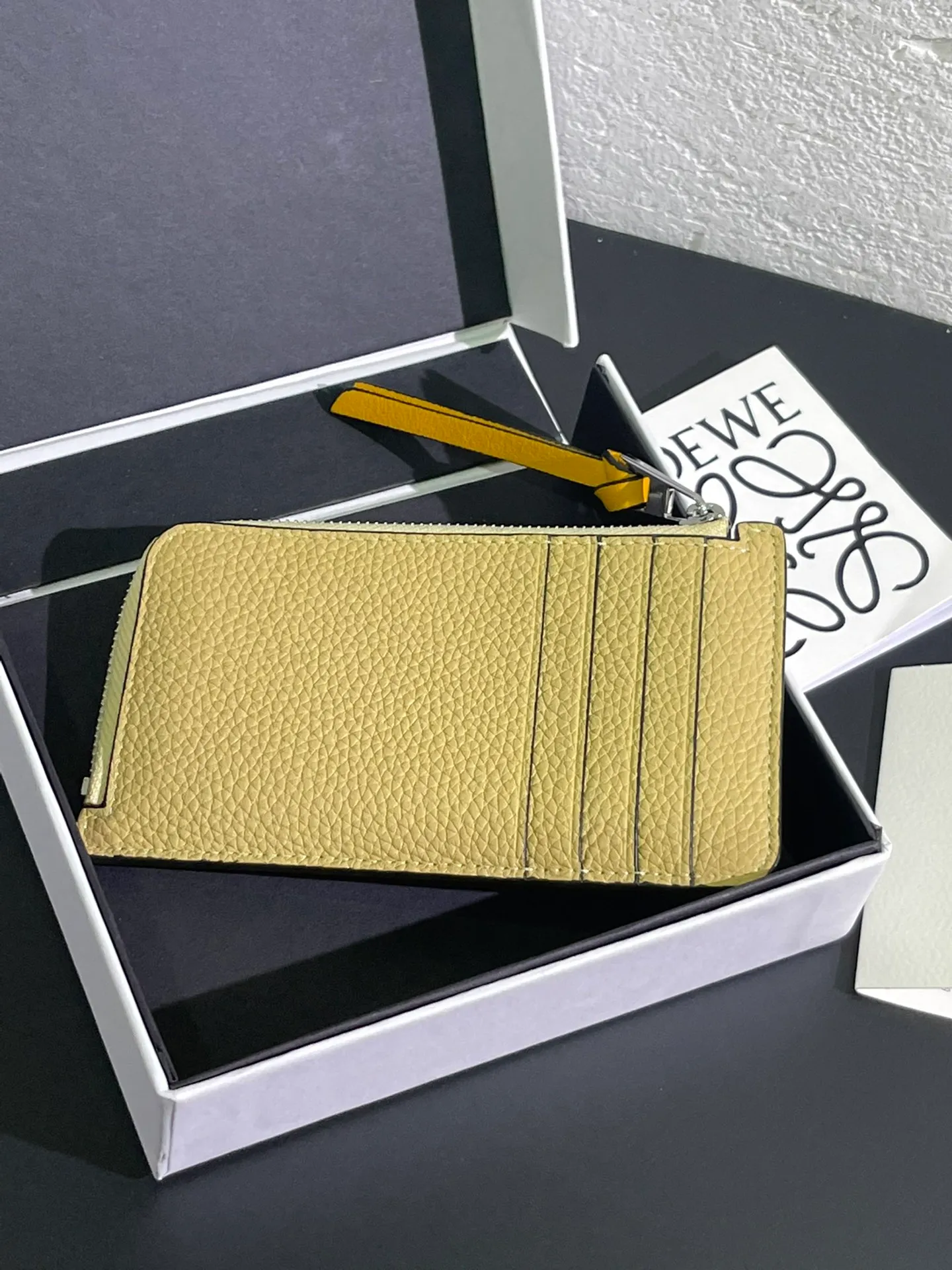 480💰 Color-blocked zippered card holder is made of soft pique calfskin and contrasting calfskin. There are card slots and zipper pockets on both sides, which can hold change and cards. It is exquisite and practical. Style number 3762, size 13*7.5