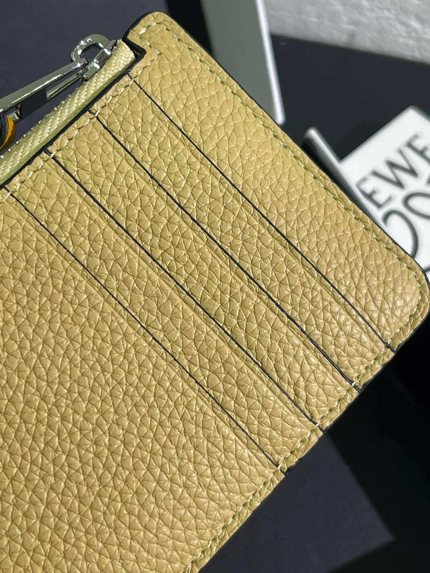 480💰 Color-blocked zippered card holder is made of soft pique calfskin and contrasting calfskin. There are card slots and zipper pockets on both sides, which can hold change and cards. It is exquisite and practical. Style number 3762, size 13*7.5