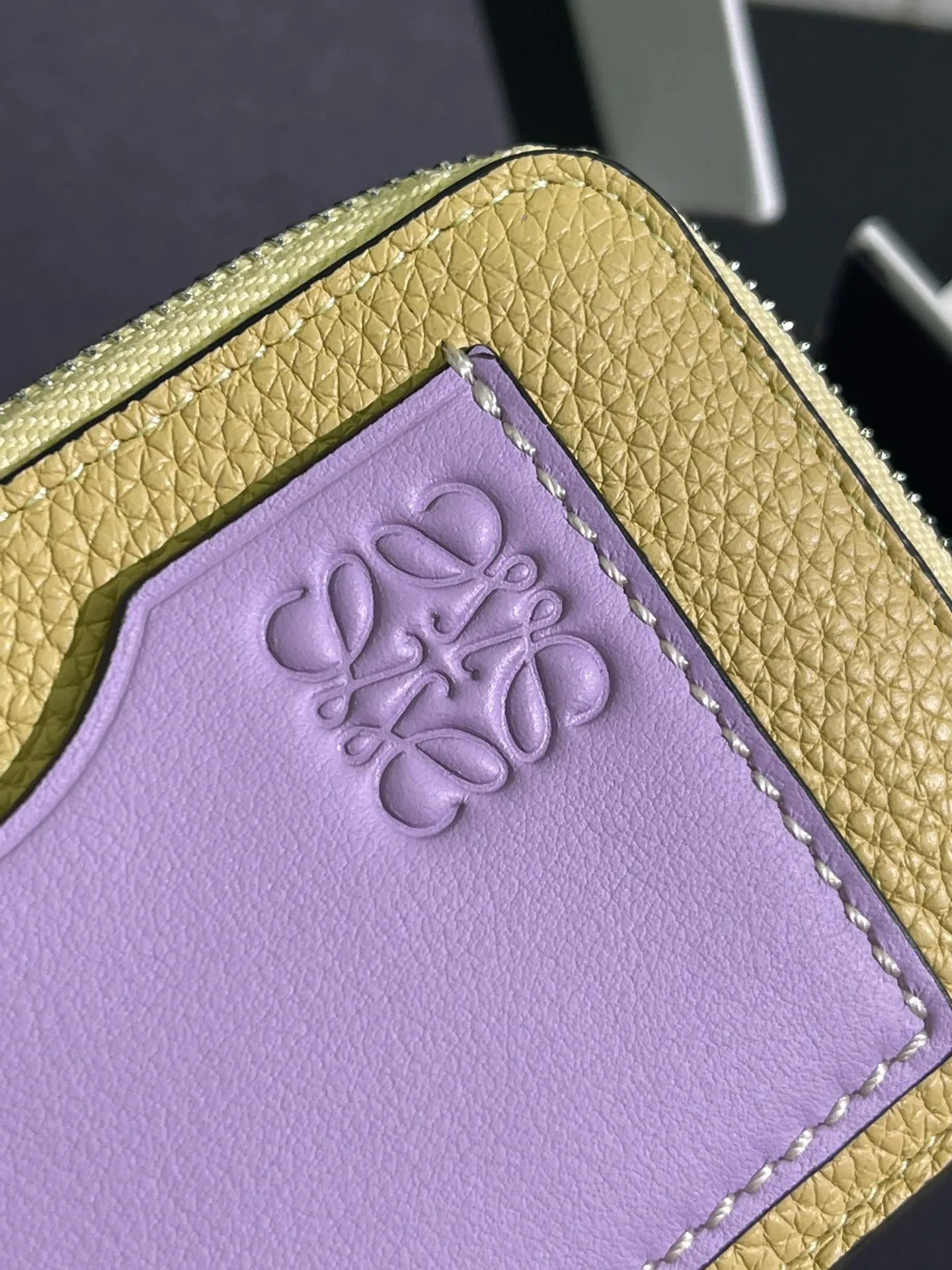 480💰 Color-blocked zippered card holder is made of soft pique calfskin and contrasting calfskin. There are card slots and zipper pockets on both sides, which can hold change and cards. It is exquisite and practical. Style number 3762, size 13*7.5