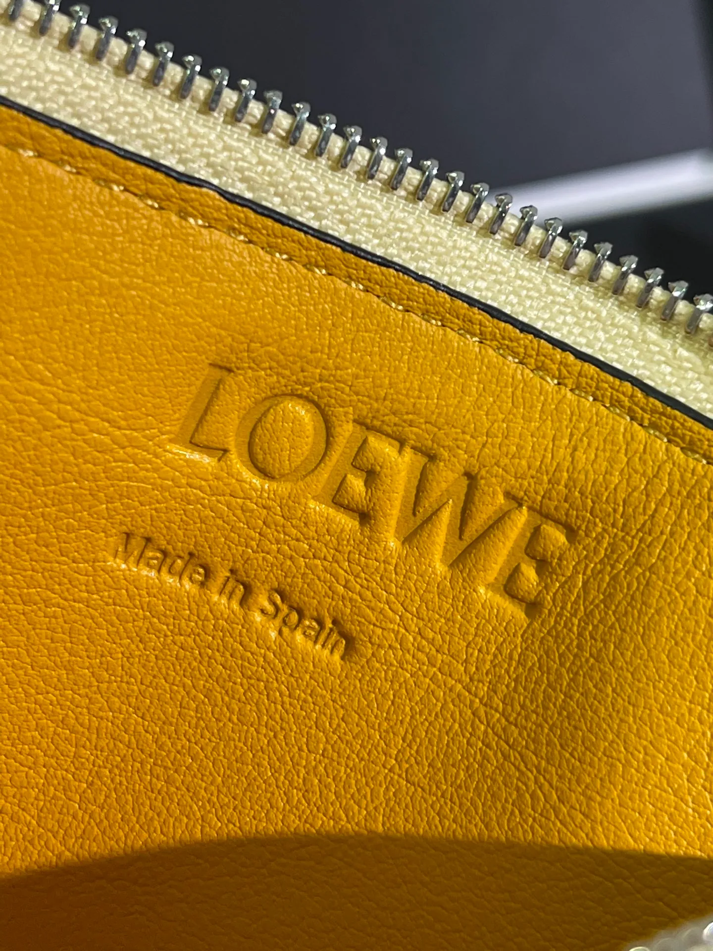 480💰 Color-blocked zippered card holder is made of soft pique calfskin and contrasting calfskin. There are card slots and zipper pockets on both sides, which can hold change and cards. It is exquisite and practical. Style number 3762, size 13*7.5