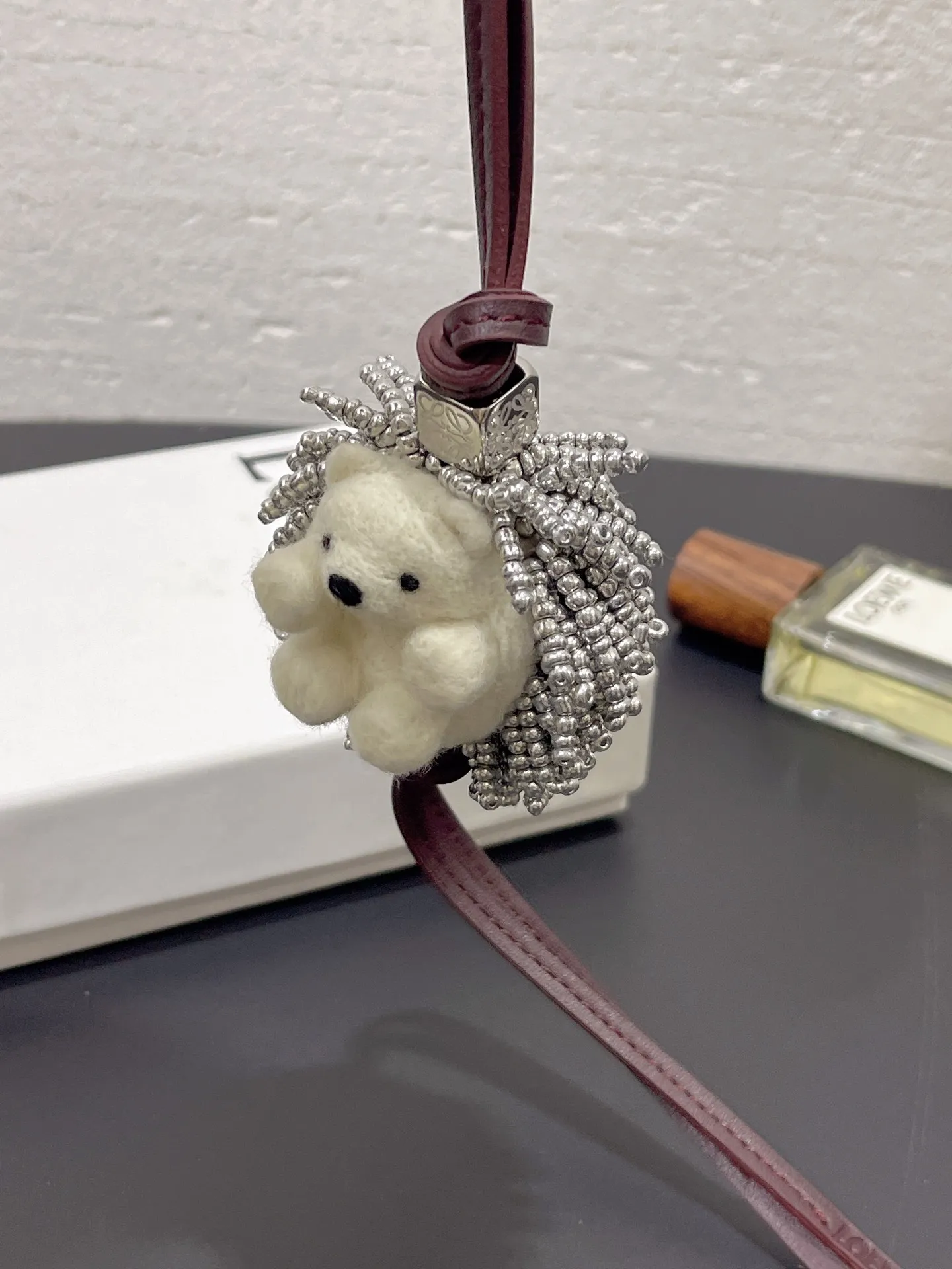 The hedgehog felt pendant is made of felt material and is purely handmade, which is time-consuming and labor-intensive. It can be matched with any bag and is extremely versatile. ⚠️Note: Each one is unique and cannot be guaranteed to be exactly the same. Please do not disturb perfectionists.