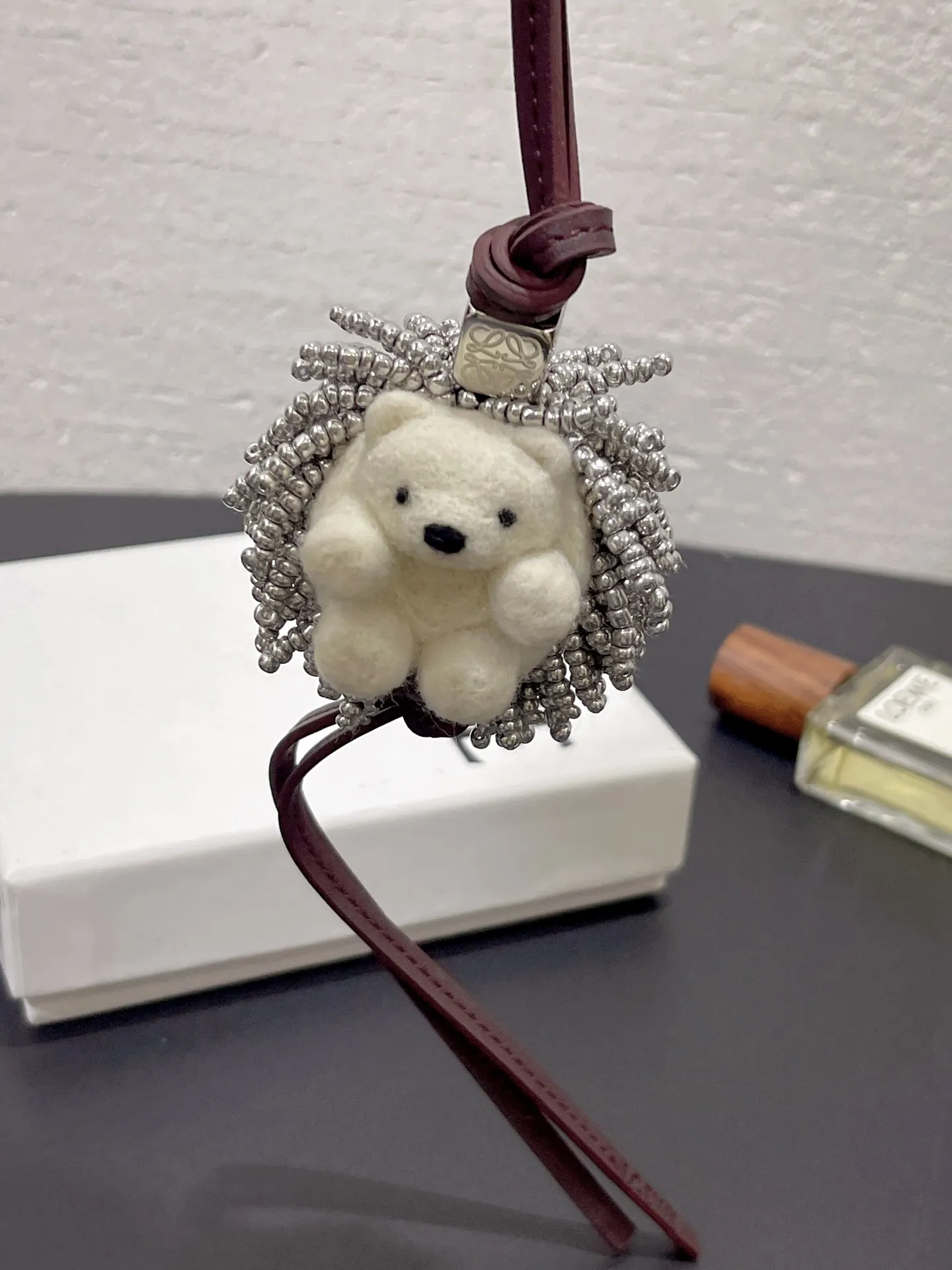 The hedgehog felt pendant is made of felt material and is purely handmade, which is time-consuming and labor-intensive. It can be matched with any bag and is extremely versatile. ⚠️Note: Each one is unique and cannot be guaranteed to be exactly the same. Please do not disturb perfectionists.