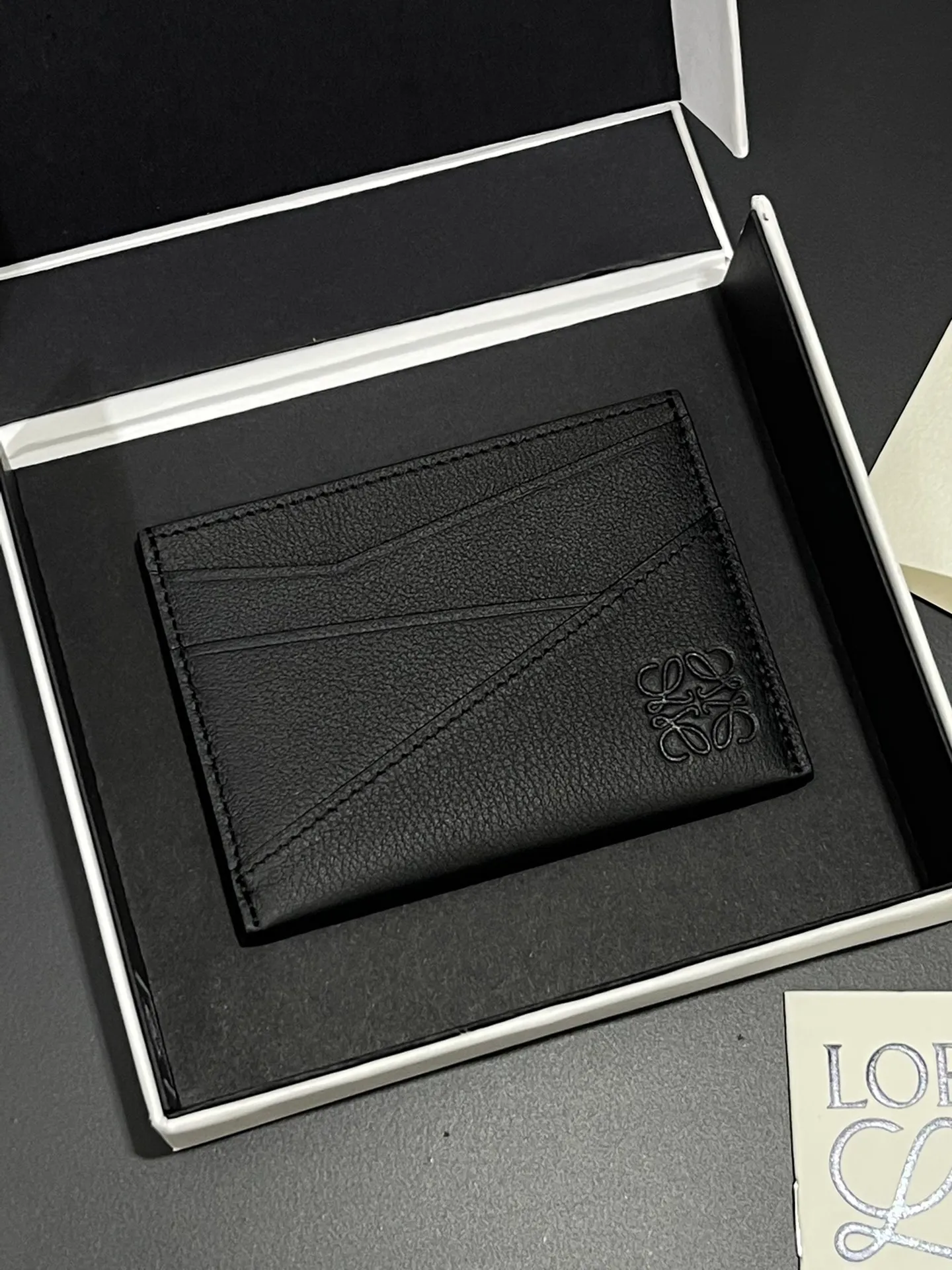 440💰 Men's single card holder shipped. The wallet is inspired by the puzzle series handbags. It adopts a unique geometric pattern. It is made of classic calfskin material. It has four card slots and a middle compartment. Style number 3802. Size 10.5*7.5