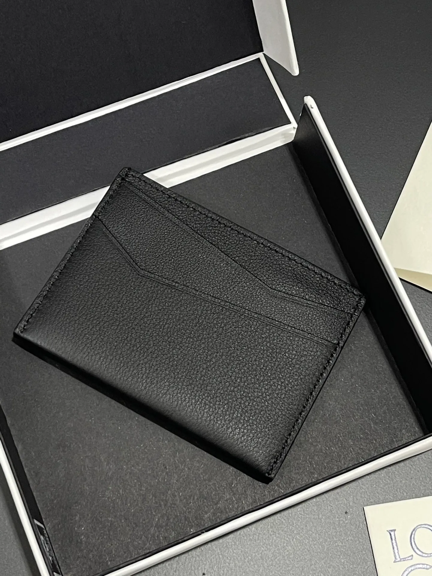 440💰 Men's single card holder shipped. The wallet is inspired by the puzzle series handbags. It adopts a unique geometric pattern. It is made of classic calfskin material. It has four card slots and a middle compartment. Style number 3802. Size 10.5*7.5