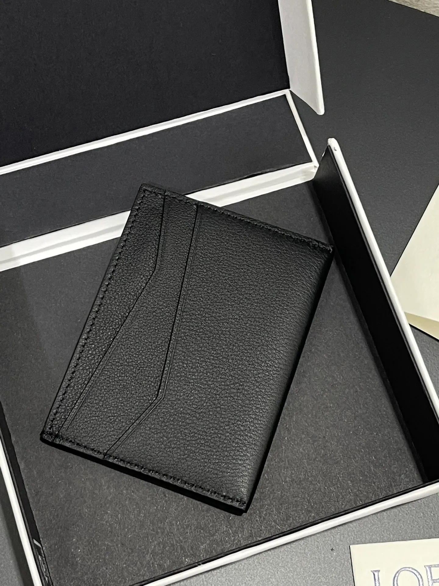 440💰 Men's single card holder shipped. The wallet is inspired by the puzzle series handbags. It adopts a unique geometric pattern. It is made of classic calfskin material. It has four card slots and a middle compartment. Style number 3802. Size 10.5*7.5