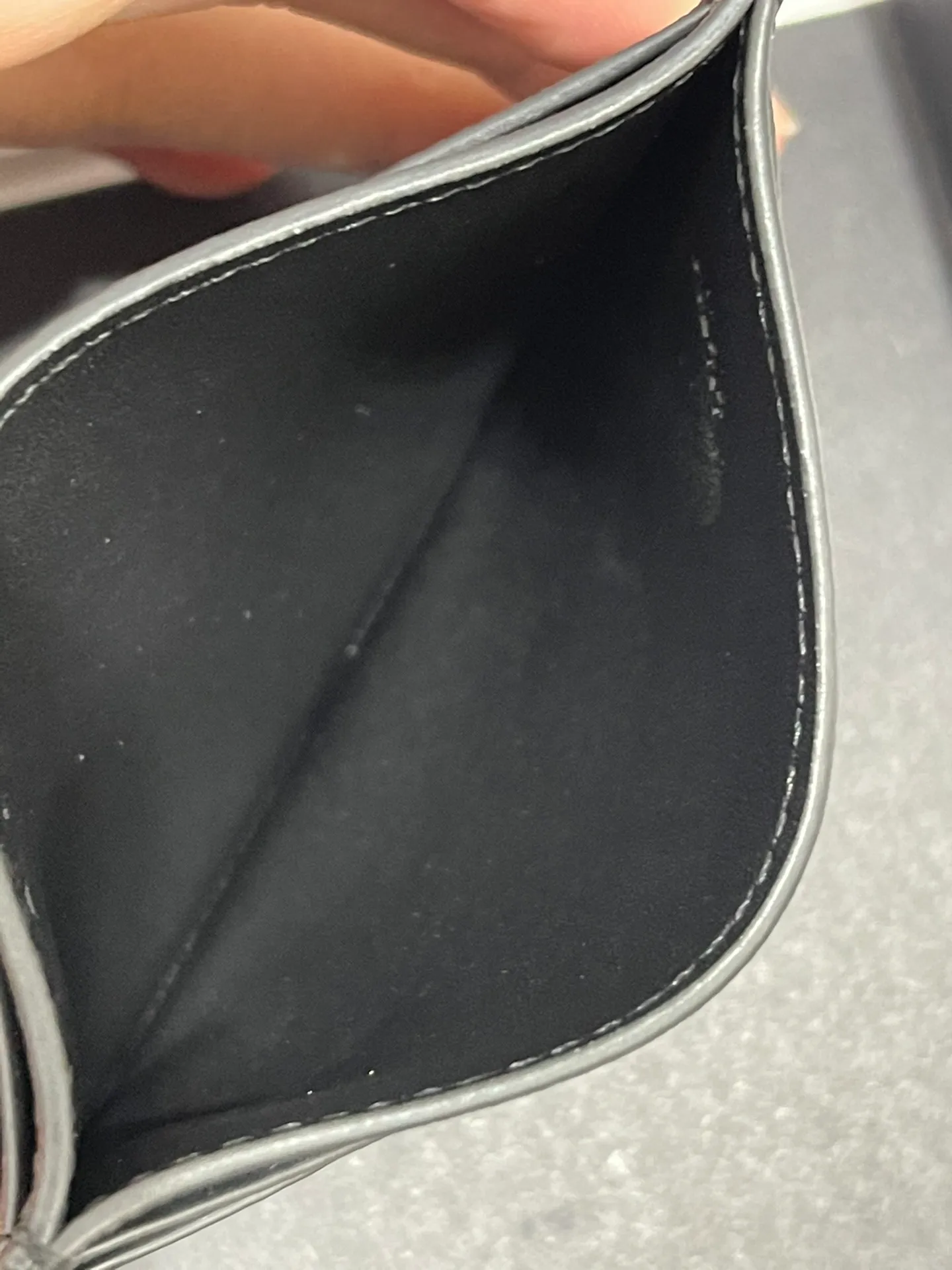 440💰 Men's single card holder shipped. The wallet is inspired by the puzzle series handbags. It adopts a unique geometric pattern. It is made of classic calfskin material. It has four card slots and a middle compartment. Style number 3802. Size 10.5*7.5