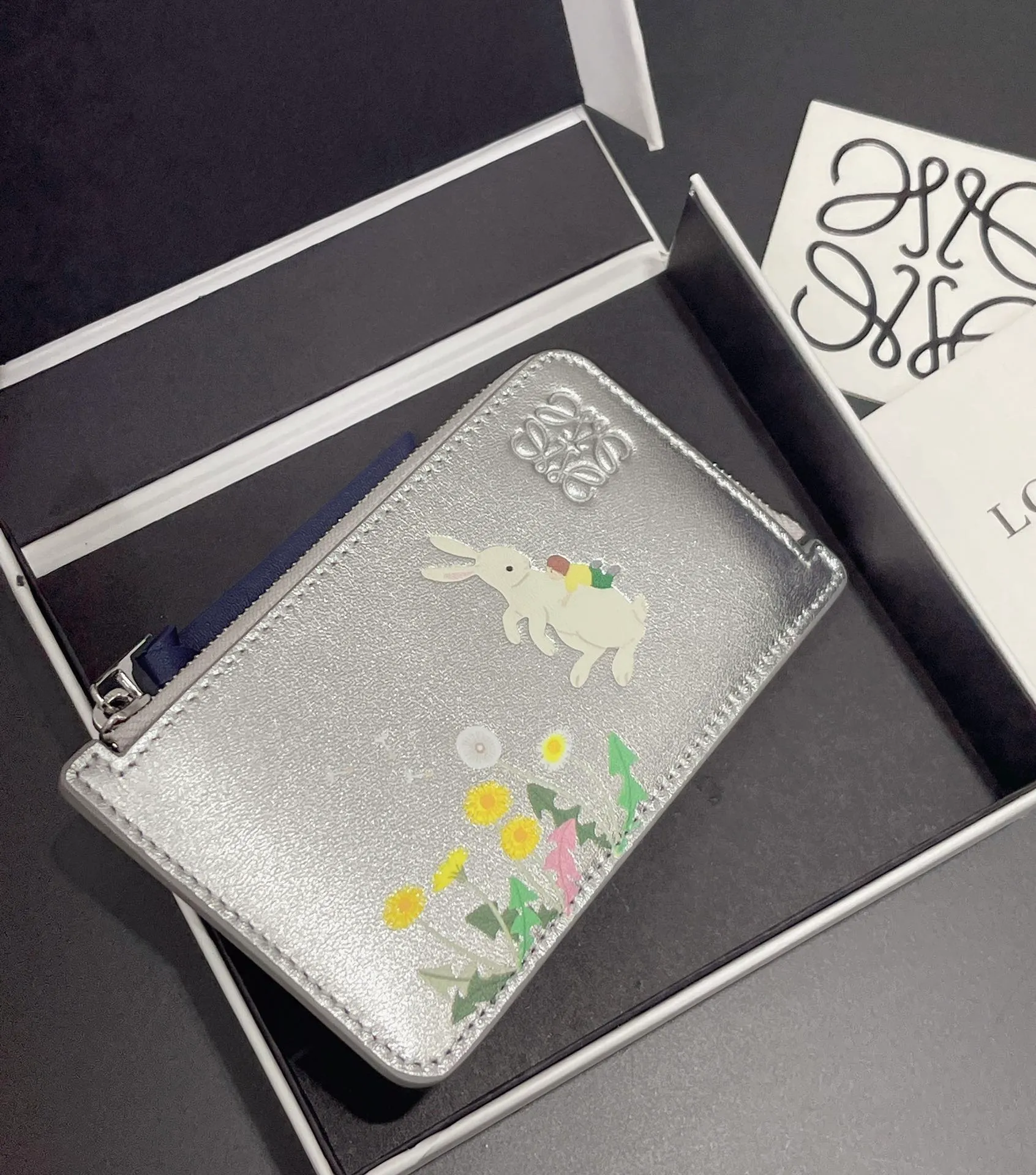 Suna Fujita collaboration limited series bunny 🐰 zipper card holder, made of nappa calfskin, four card slots and zipper compartment, with rabbit pattern, model number 3808, size 13*7.5 (⚠️Note: Due to the special leather, each color of the silk screen pattern will be a little darker, which is inevitable, please do not place an order if you mind)