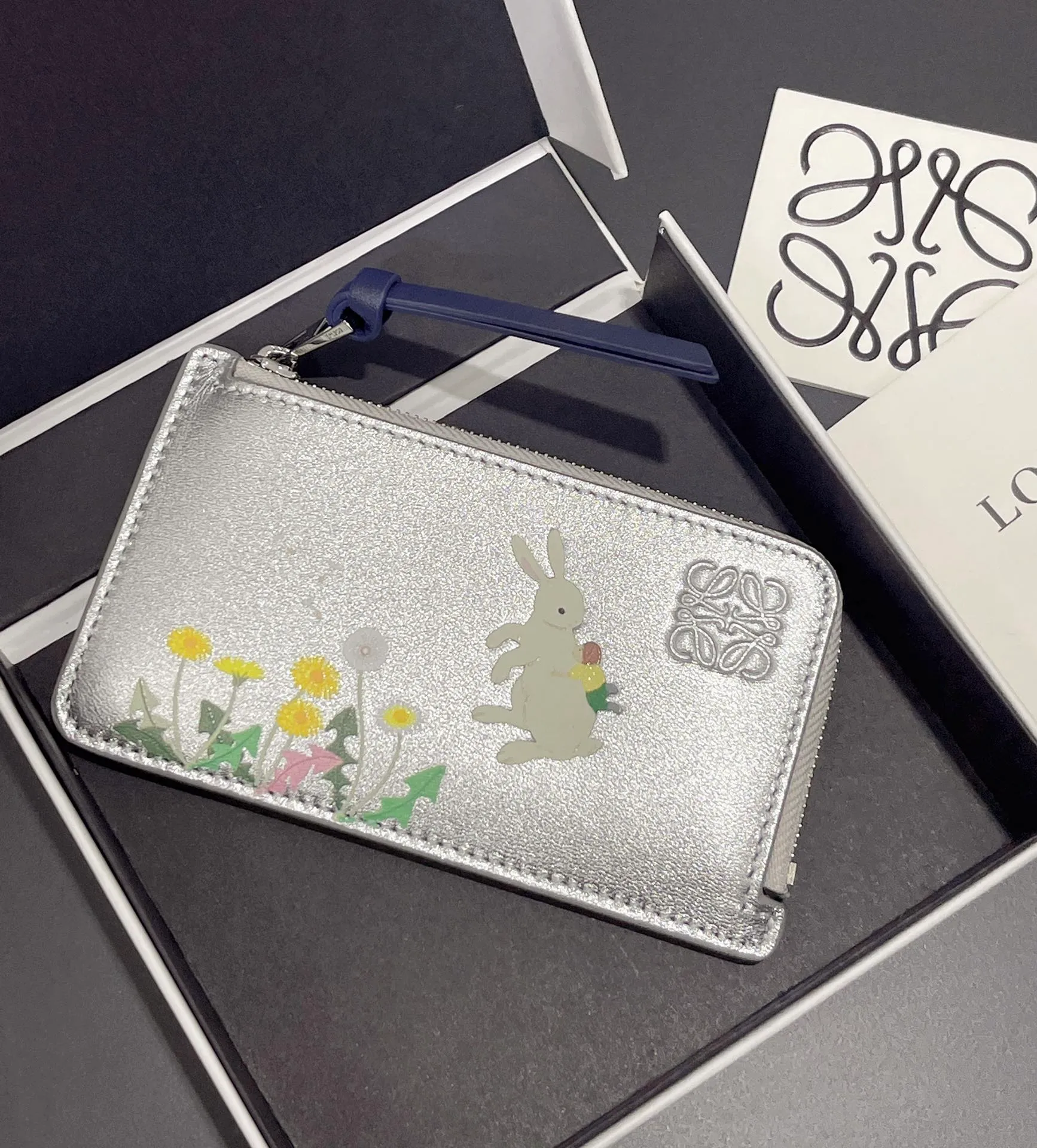 Suna Fujita collaboration limited series bunny 🐰 zipper card holder, made of nappa calfskin, four card slots and zipper compartment, with rabbit pattern, model number 3808, size 13*7.5 (⚠️Note: Due to the special leather, each color of the silk screen pattern will be a little darker, which is inevitable, please do not place an order if you mind)