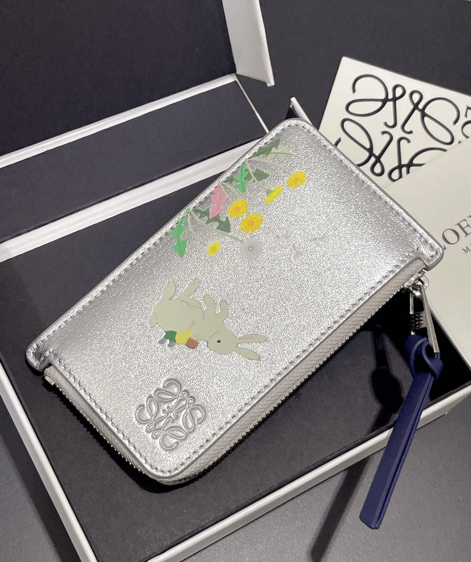 Suna Fujita collaboration limited series bunny 🐰 zipper card holder, made of nappa calfskin, four card slots and zipper compartment, with rabbit pattern, model number 3808, size 13*7.5 (⚠️Note: Due to the special leather, each color of the silk screen pattern will be a little darker, which is inevitable, please do not place an order if you mind)