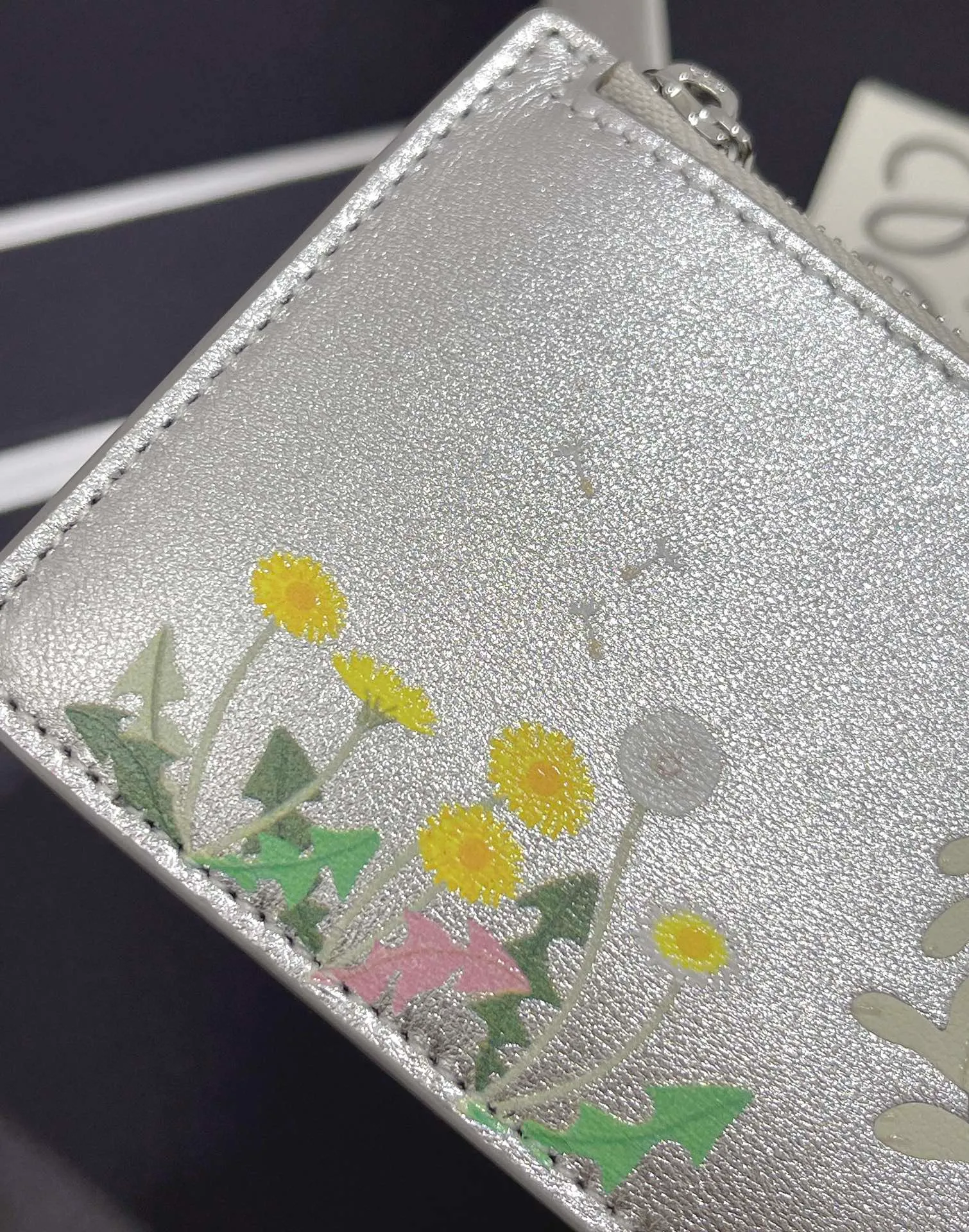 Suna Fujita collaboration limited series bunny 🐰 zipper card holder, made of nappa calfskin, four card slots and zipper compartment, with rabbit pattern, model number 3808, size 13*7.5 (⚠️Note: Due to the special leather, each color of the silk screen pattern will be a little darker, which is inevitable, please do not place an order if you mind)