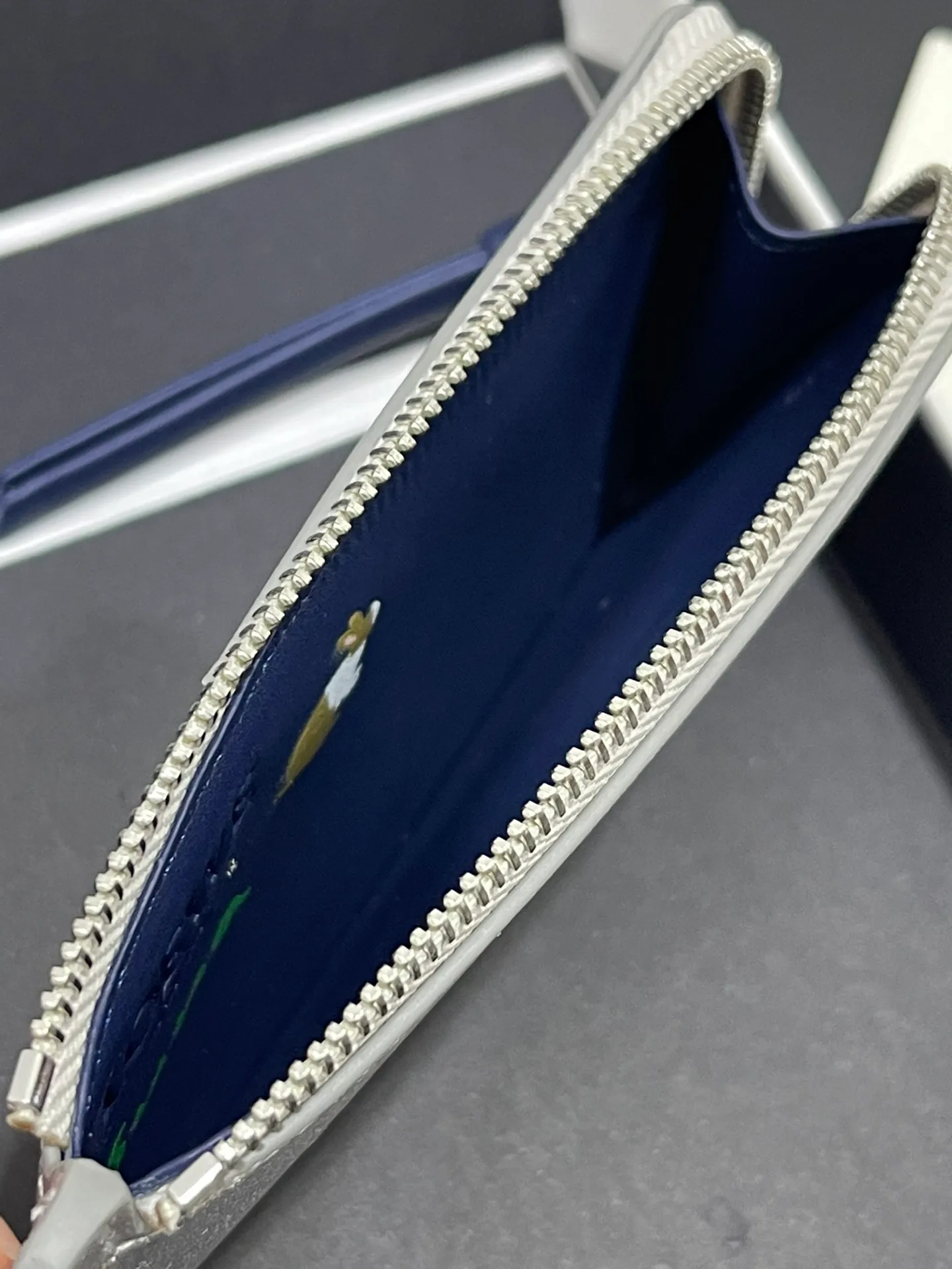 Suna Fujita collaboration limited series bunny 🐰 zipper card holder, made of nappa calfskin, four card slots and zipper compartment, with rabbit pattern, model number 3808, size 13*7.5 (⚠️Note: Due to the special leather, each color of the silk screen pattern will be a little darker, which is inevitable, please do not place an order if you mind)
