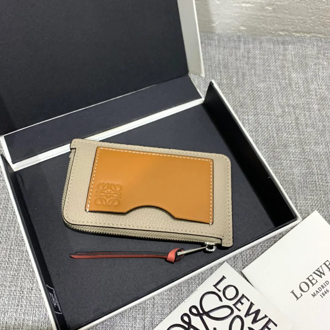480💰 Color-blocked zippered card holder is made of soft pique calfskin and contrasting calfskin. There are card slots and zipper pockets on both sides, which can hold change and cards. It is exquisite and practical. Style number 3762, size 13*7.5