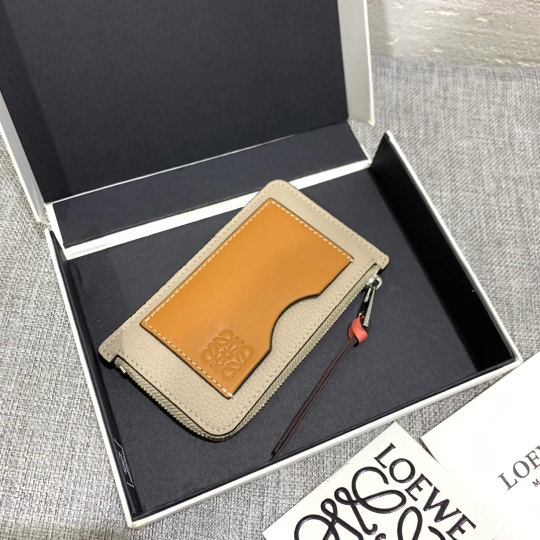 480💰 Color-blocked zippered card holder is made of soft pique calfskin and contrasting calfskin. There are card slots and zipper pockets on both sides, which can hold change and cards. It is exquisite and practical. Style number 3762, size 13*7.5