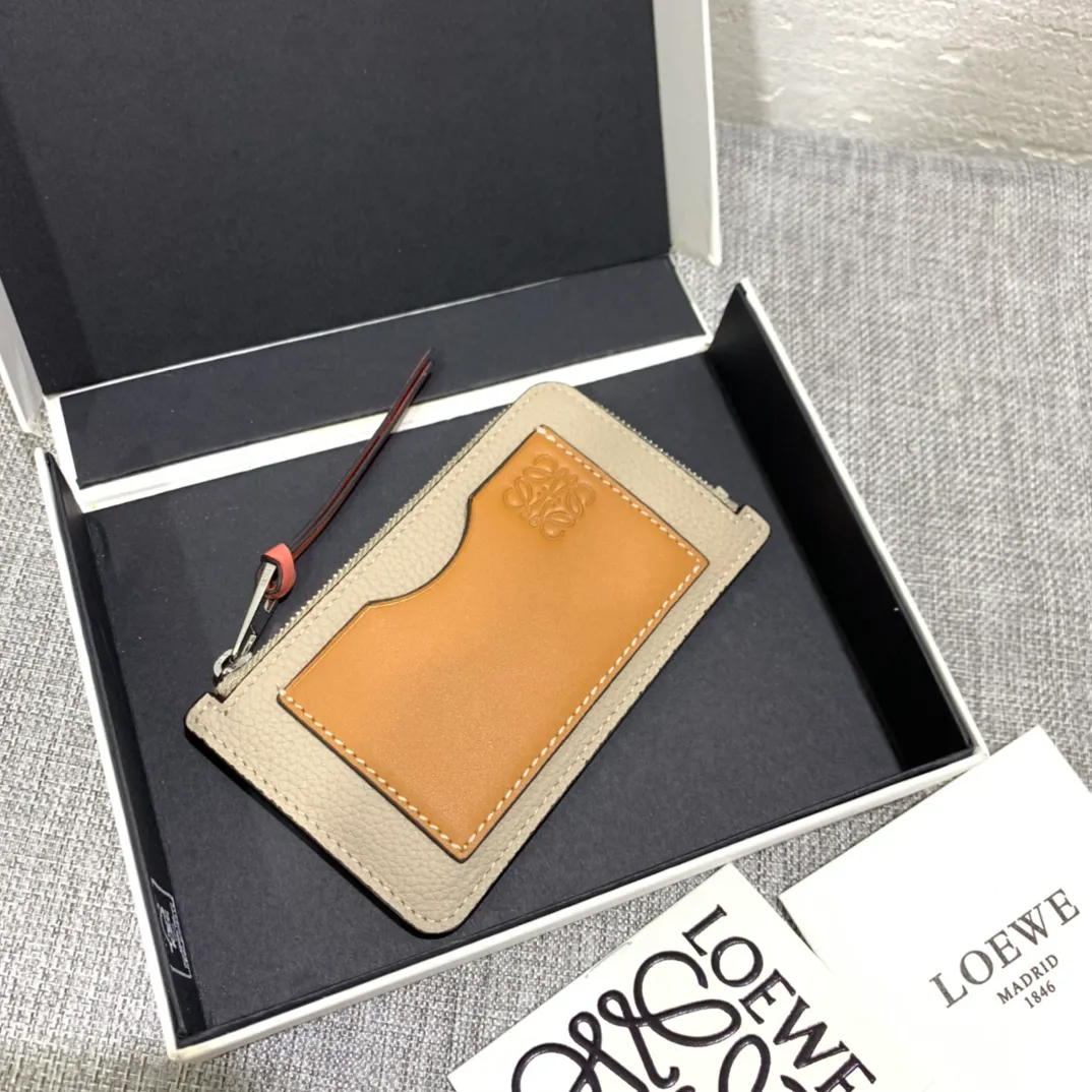 480💰 Color-blocked zippered card holder is made of soft pique calfskin and contrasting calfskin. There are card slots and zipper pockets on both sides, which can hold change and cards. It is exquisite and practical. Style number 3762, size 13*7.5