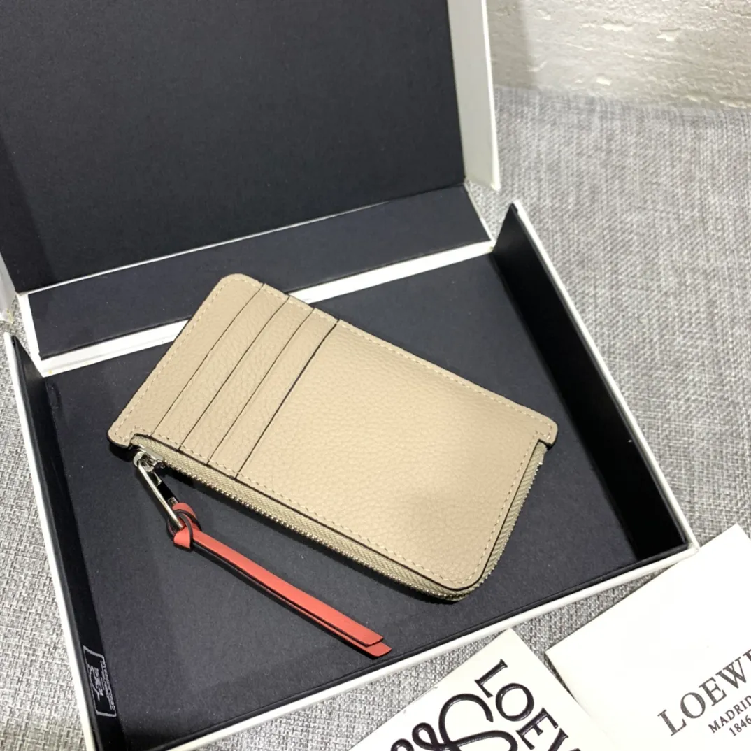 480💰 Color-blocked zippered card holder is made of soft pique calfskin and contrasting calfskin. There are card slots and zipper pockets on both sides, which can hold change and cards. It is exquisite and practical. Style number 3762, size 13*7.5