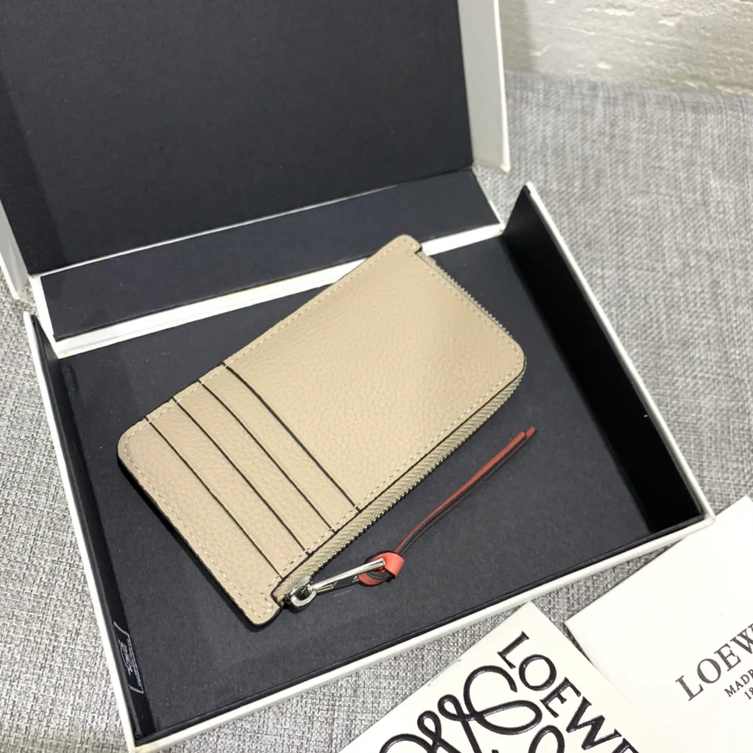 480💰 Color-blocked zippered card holder is made of soft pique calfskin and contrasting calfskin. There are card slots and zipper pockets on both sides, which can hold change and cards. It is exquisite and practical. Style number 3762, size 13*7.5