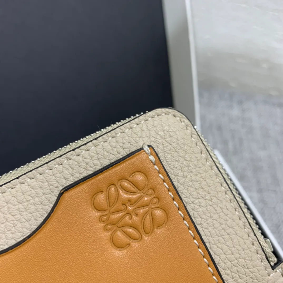 480💰 Color-blocked zippered card holder is made of soft pique calfskin and contrasting calfskin. There are card slots and zipper pockets on both sides, which can hold change and cards. It is exquisite and practical. Style number 3762, size 13*7.5