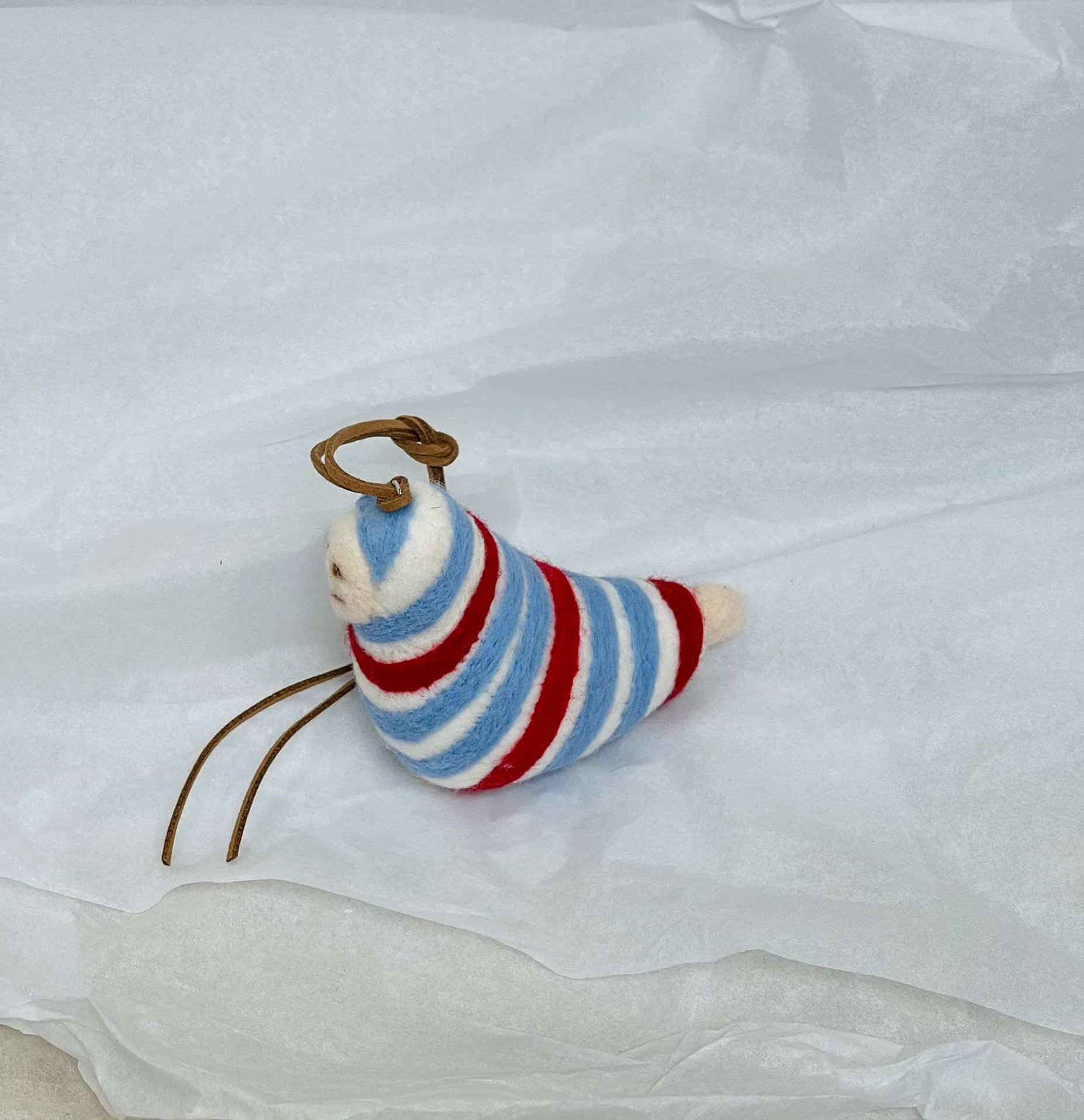 Marni felt pendant is super cute! The rope can be untied and knotted by yourself and comes with a blank dust bag (⚠️Note: It is purely handmade, each one is unique, if you mind, please place your order carefully)